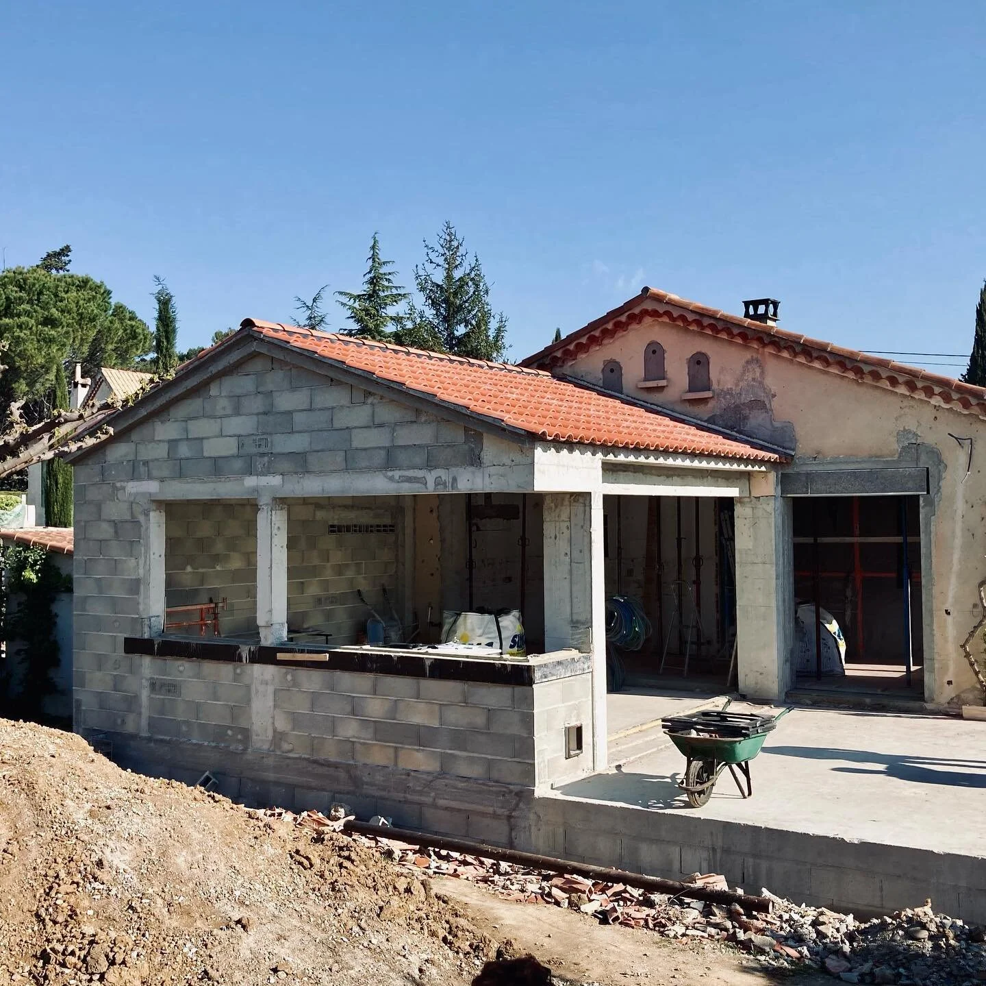 On partage avec vous le chantier de la semaine. Un projet d&rsquo;extension &agrave; Aubagne qui avance &agrave; grand pas. 👏🏻🪜

Prochaine &eacute;tape la fabrication des menuiseries et d&eacute;marrage de l&rsquo;am&eacute;nagement int&eacute;rie