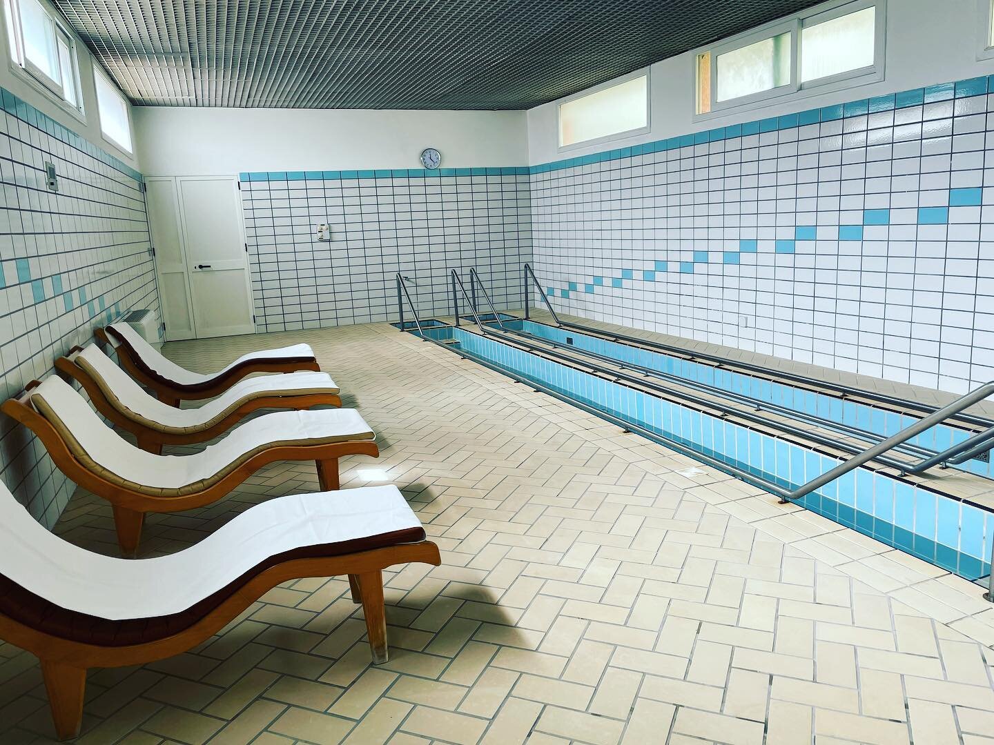 Retro 1950s plunge pools in the Terme spa @regina.isabella hotel on the beautiful island of Ischia. This retreat is SOLD OUT for October,  however we will be adding new dates for 2023 shortly. Link in bio for more on this retreat and other inspiring 