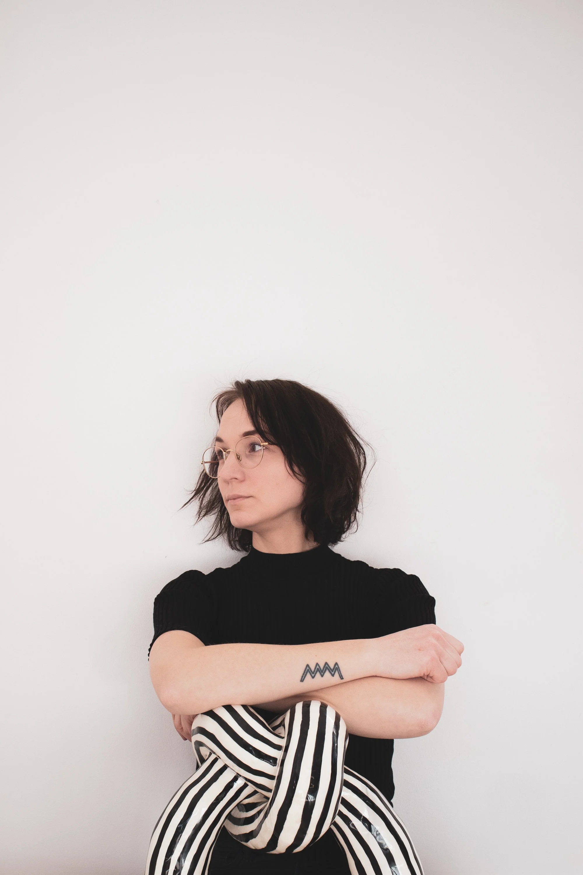 Tove Tengå with her ceramic sculpture The Knot