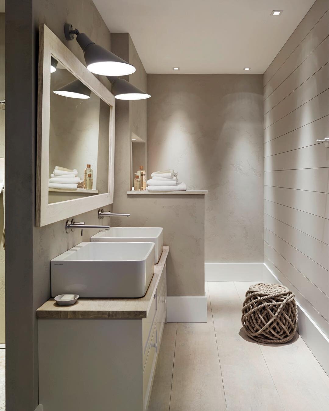 Designed by Anne Steiskal |💧 Bathroom |📍 Hamburg | 📸 Stefan Thurmann | ✉️ PM for interior enquiries
.
.
.
.
.
#interiordesign #interior #design #homedecor #homedesign #interiorandhome #creativity #neutralcolours #pure #details #lifestyle #makemome