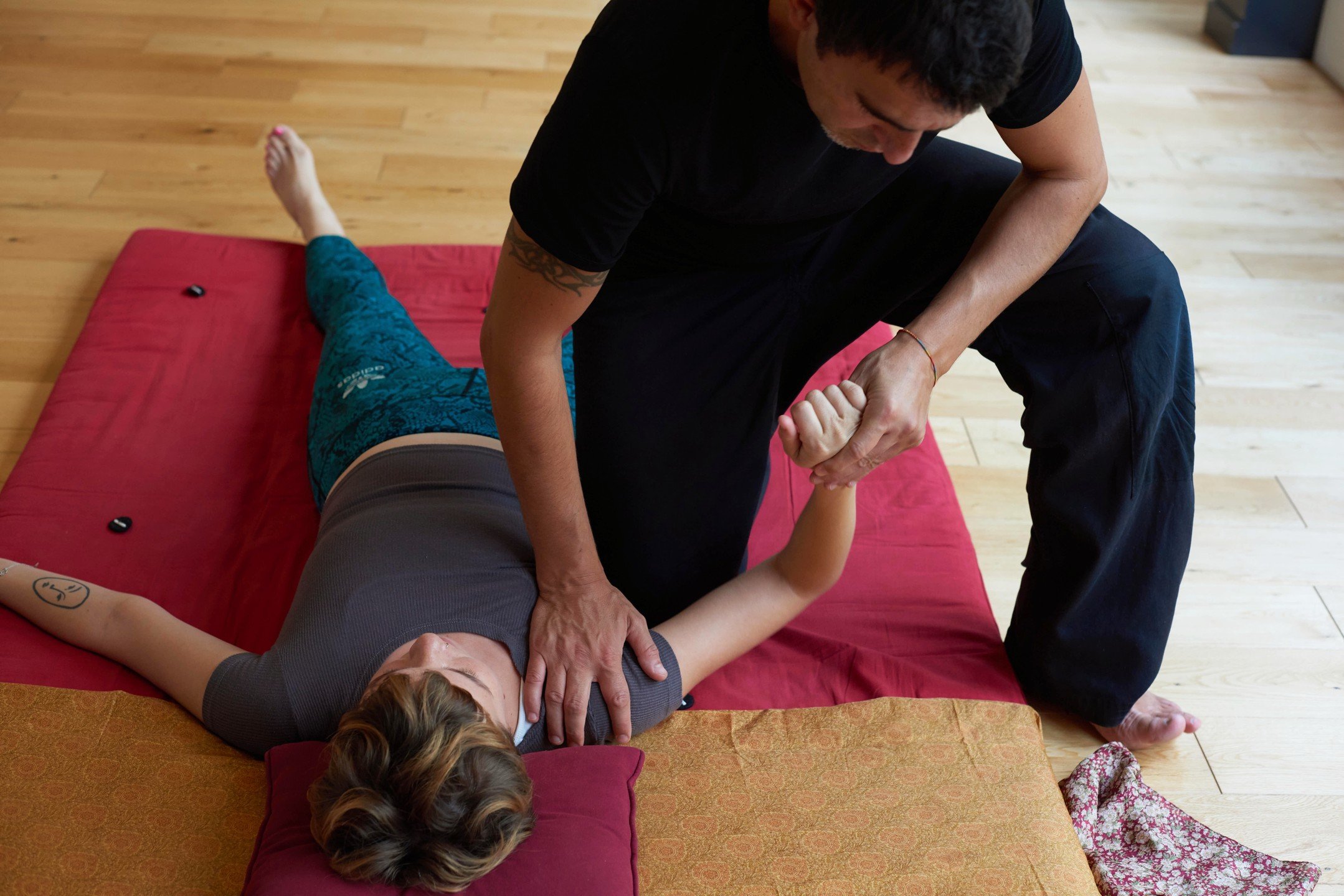 👍🏼 SHIATSU

Le  Shiatsu travaille aussi au niveau des muscles et pas uniquement au niveau des m&eacute;ridiens d'acupuncture. Les &eacute;tirements aident &agrave; mobiliser et redonner souplesse aux articulations et ligaments, am&eacute;liorerant 