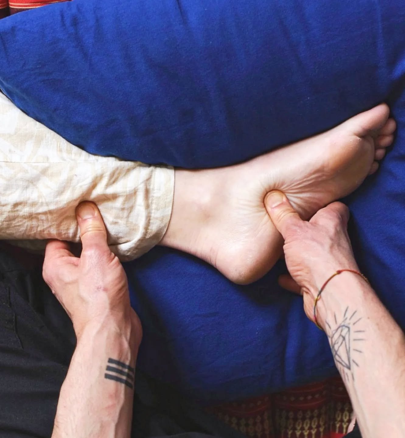 👉🏼✨ Quels sont les points communs entre la R&eacute;flexologie et le Shiatsu ?

Ces deux techniques manuelles travaillent sur des points r&eacute;flexes du corps , afin de soulager et am&eacute;liorer certains troubles de l'organisme.

La Shiatsu m