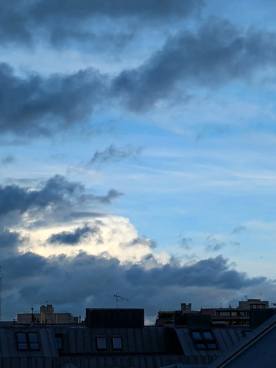 ☁️⛅ Paris 
.
.
.
#toitsdeparis 
#nuages 
#cieldeparis