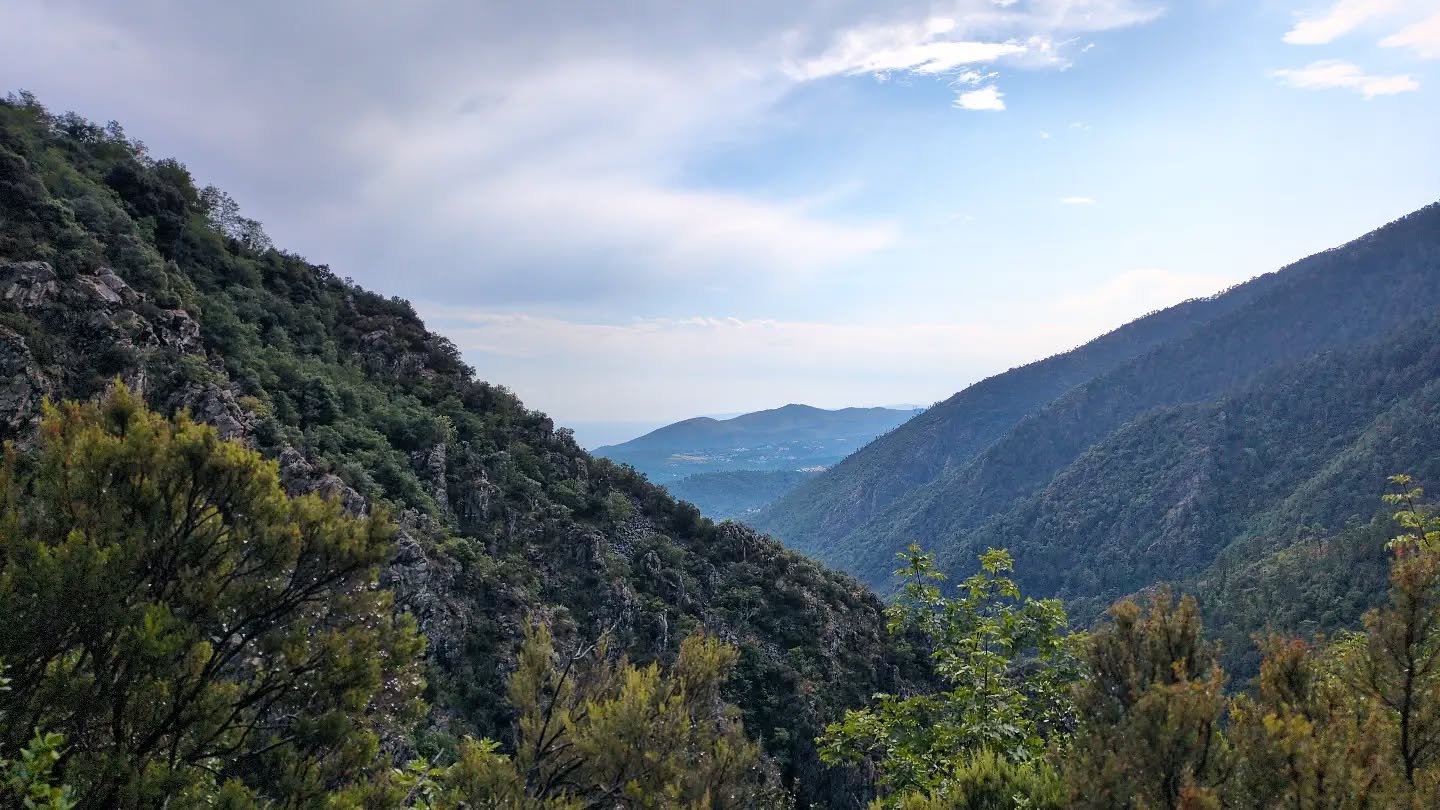 🌊⛰️ entre Mer et Montagne...
.
.
.
#italie
#mermediterran&eacute;e 
#montagnes