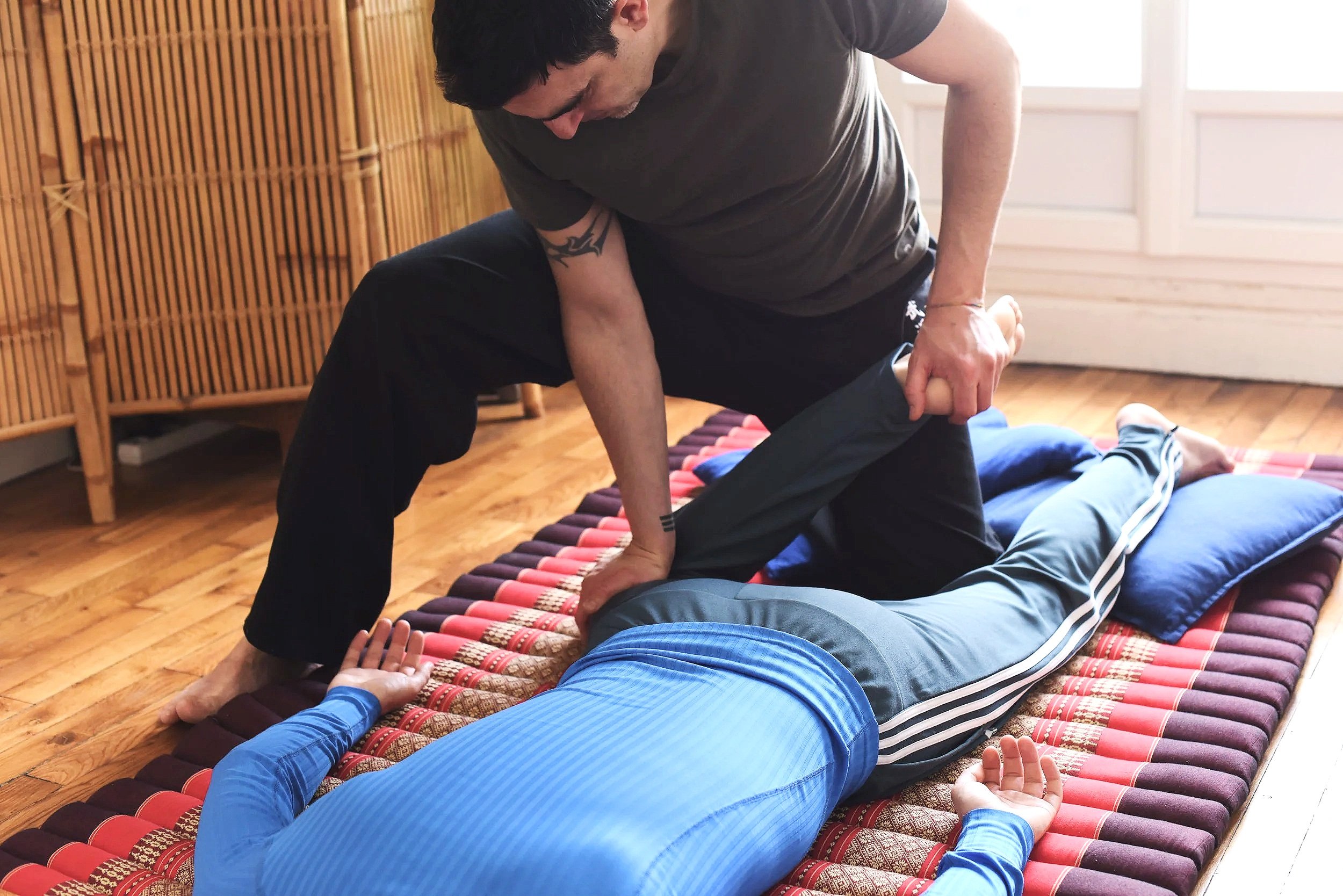 Mobilisation de la jambe pendant une séance de shiatsu