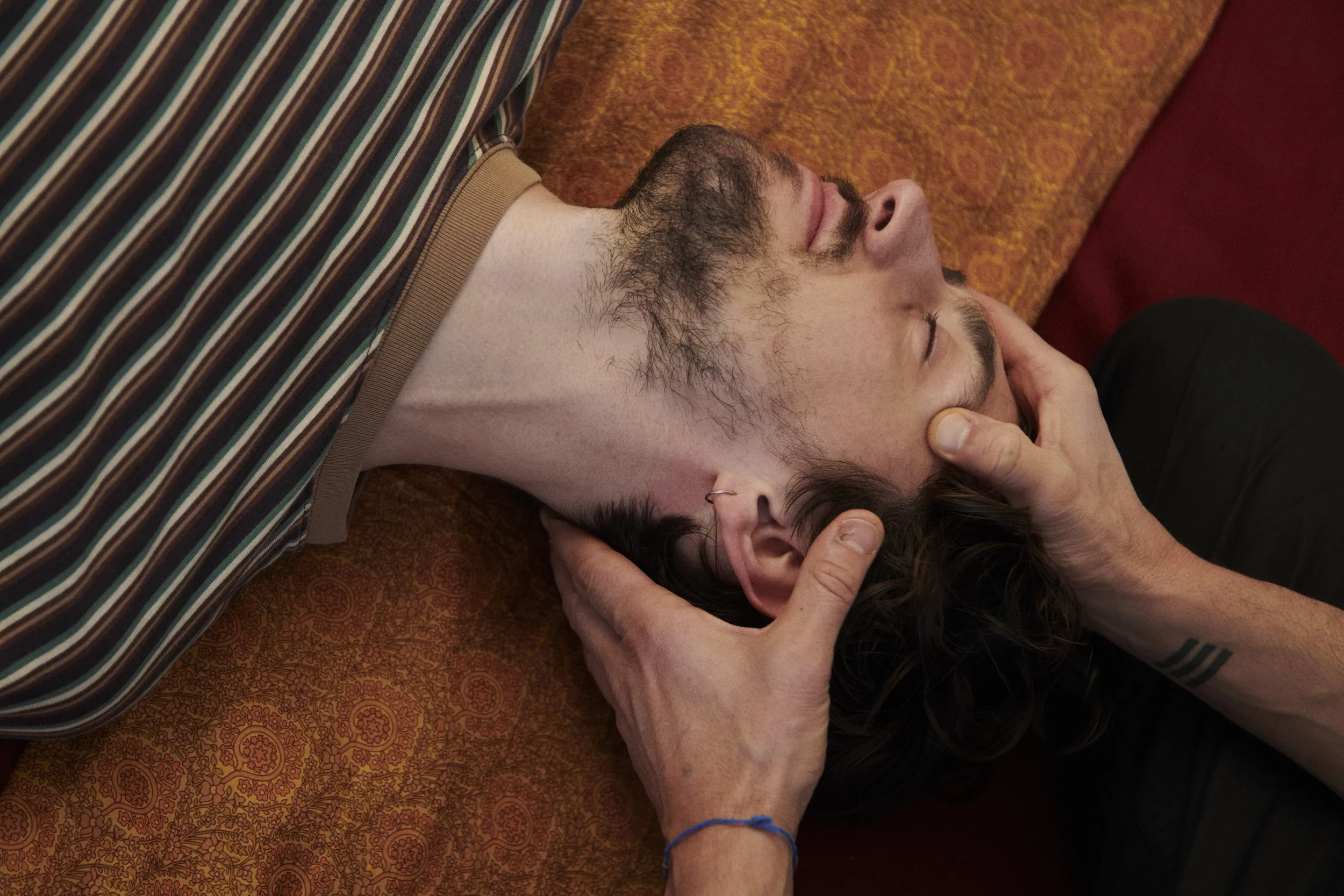 Séance de massage shiatsu rue de Lappe à Paris Bastille, travail corporel favorisant relâchement, respiration et récupération physique.