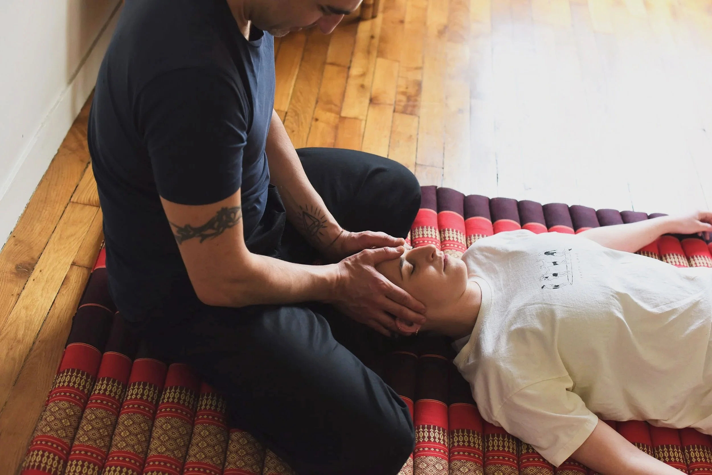 Massage shiatsu du visage pendant une séance