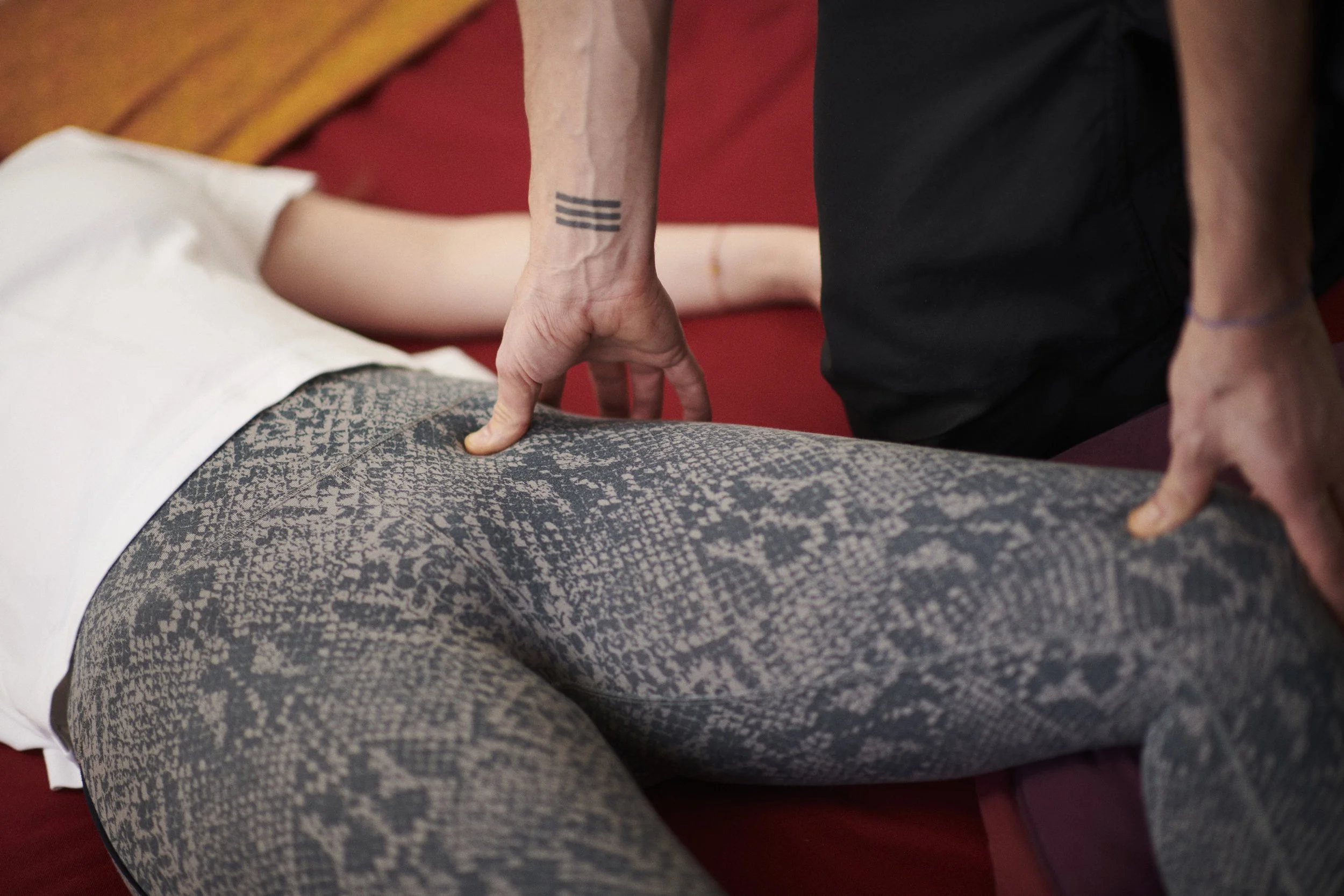 Séance de shiatsu favorisant la récupération, la respiration et une meilleure disponibilité corporelle après une période de sollicitation.