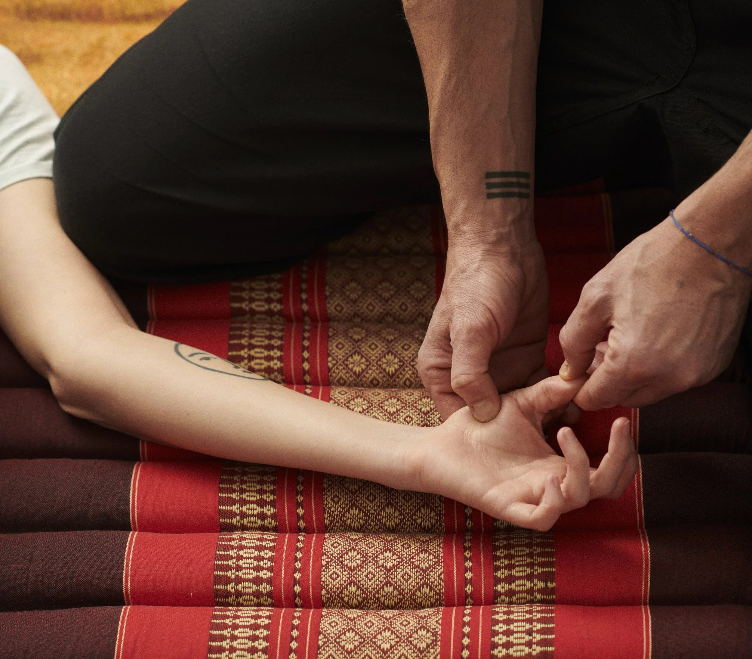 Le shiatsu aide à retrouver une respiration plus ample et une sensation d’espace dans le corps. Les pressions manuelles favorisent le relâchement progressif des zones de tension souvent liées au rythme de vie quotidien.