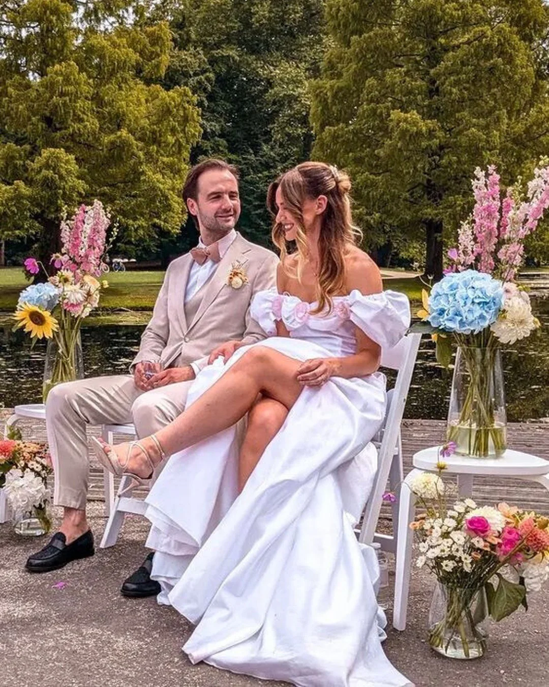 Voor Mika mochten wij haar moeders bruidsjurk vermaken. We begonnen met het reinigen van de jurk en hebben het lijfje en mouwen op maat gemaakt en vergane onderdelen vervangen. Ook maakte wij een hippe split in Mika haar jurk zodat het echt haar vers