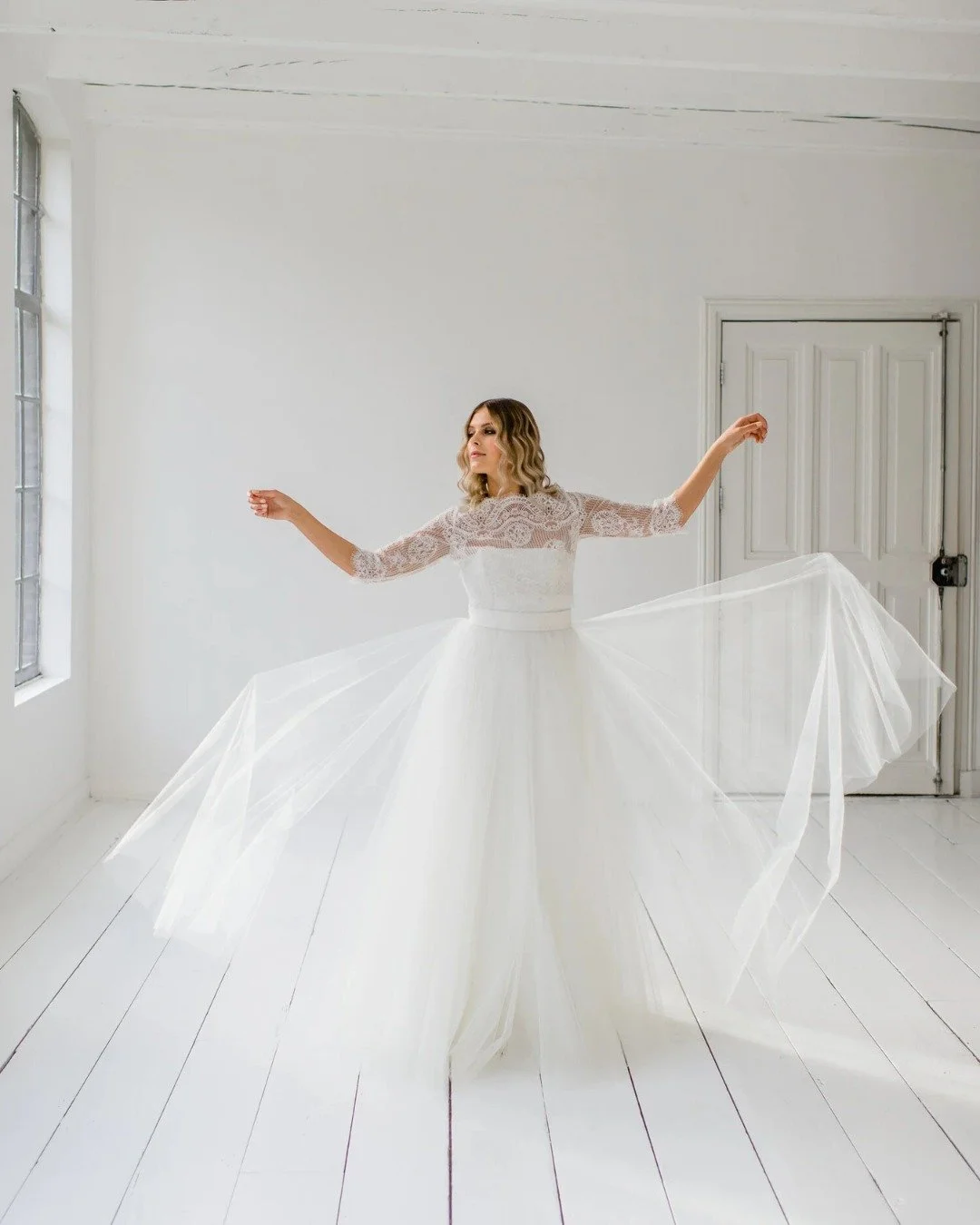 Tule, kant en een beetje magie uit ons atelier. Een jurk die zo goed past bij je, dat je er in wilt dansen. En precies dat is waar we naar streven: een jurk die beweegt met jou, die jouw stijl versterkt en waarin jij je helemaal jezelf voelt.

Of je 