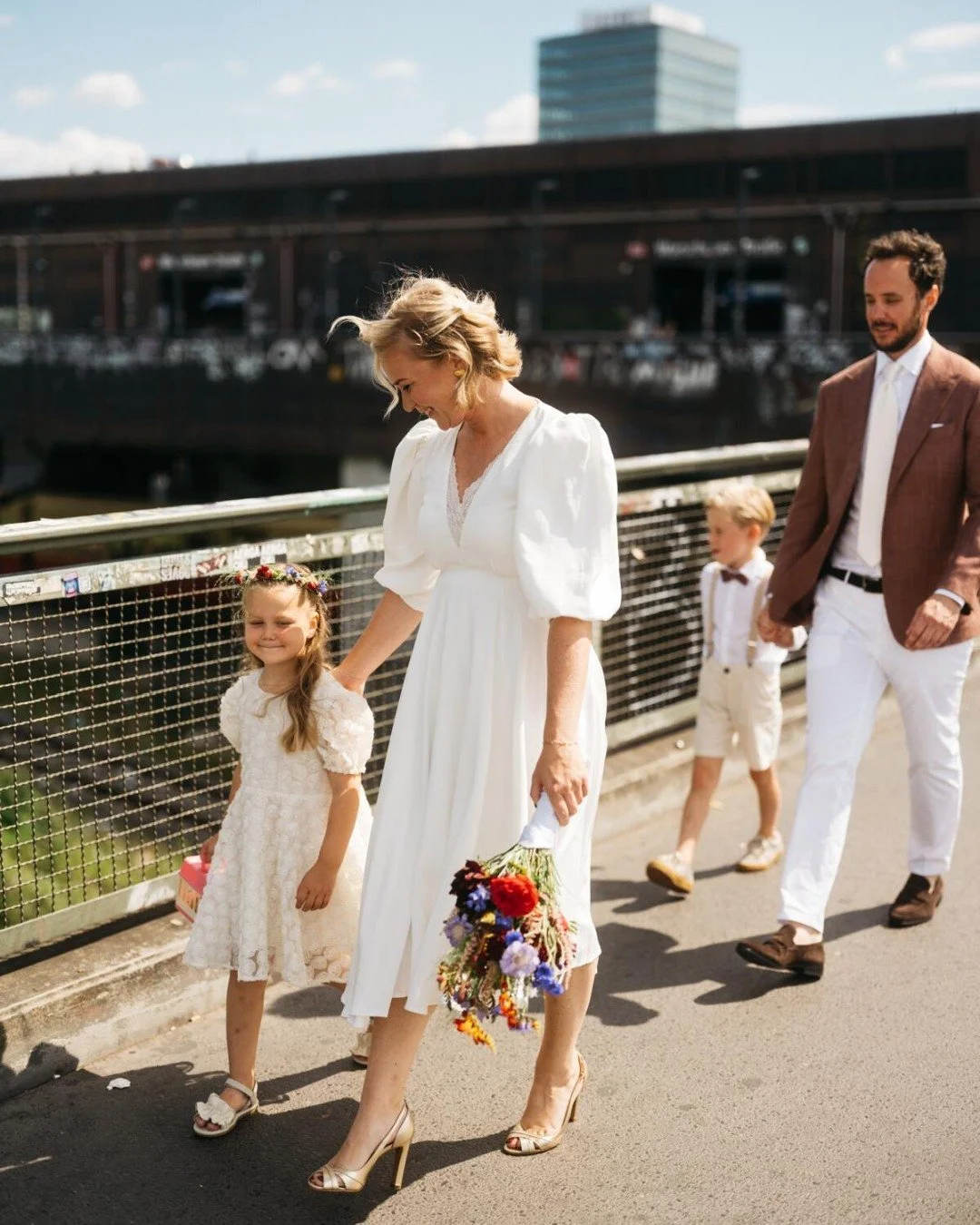 Deze toffe bruid trouwde in Berlijn, een echt city-huwelijk met een bijpassende jurk die ze na lang speuren online vond.
Alleen de halslijn was veel te diep en ook de schouderlengte en mouwen verdienden extra aandacht.

Wij zorgden ervoor dat alles m