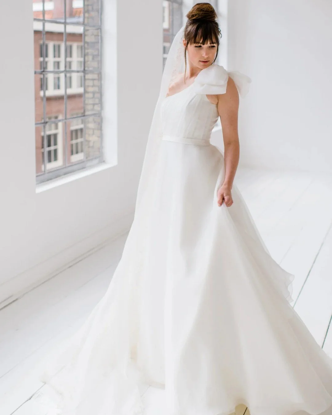 In ons atelier draait alles om wat bij jou past. Maatwerk, eerlijk advies, vakmanschap en oog voor detail komen samen in een ontwerp. Of je nu verlangt naar ingetogen elegantie of juist een over de top jurk wilt&hellip; we luisteren, denken mee en cr