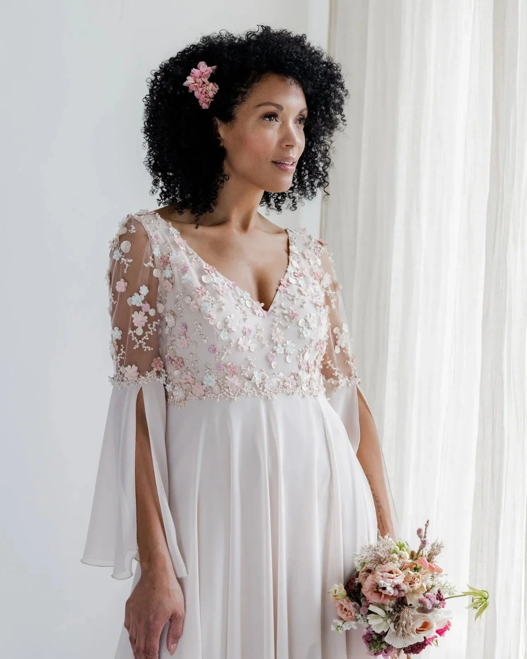 Terwijl wij volop genieten van deze gezellige sinterklaasperiode, wordt er in het atelier alweer vooruitgekeken naar het nieuwe seizoen.

Droom jij van een 'One of a kind' jurk die echt voor jou gemaakt wordt? Waarin alles klopt, van silhouet tot sto