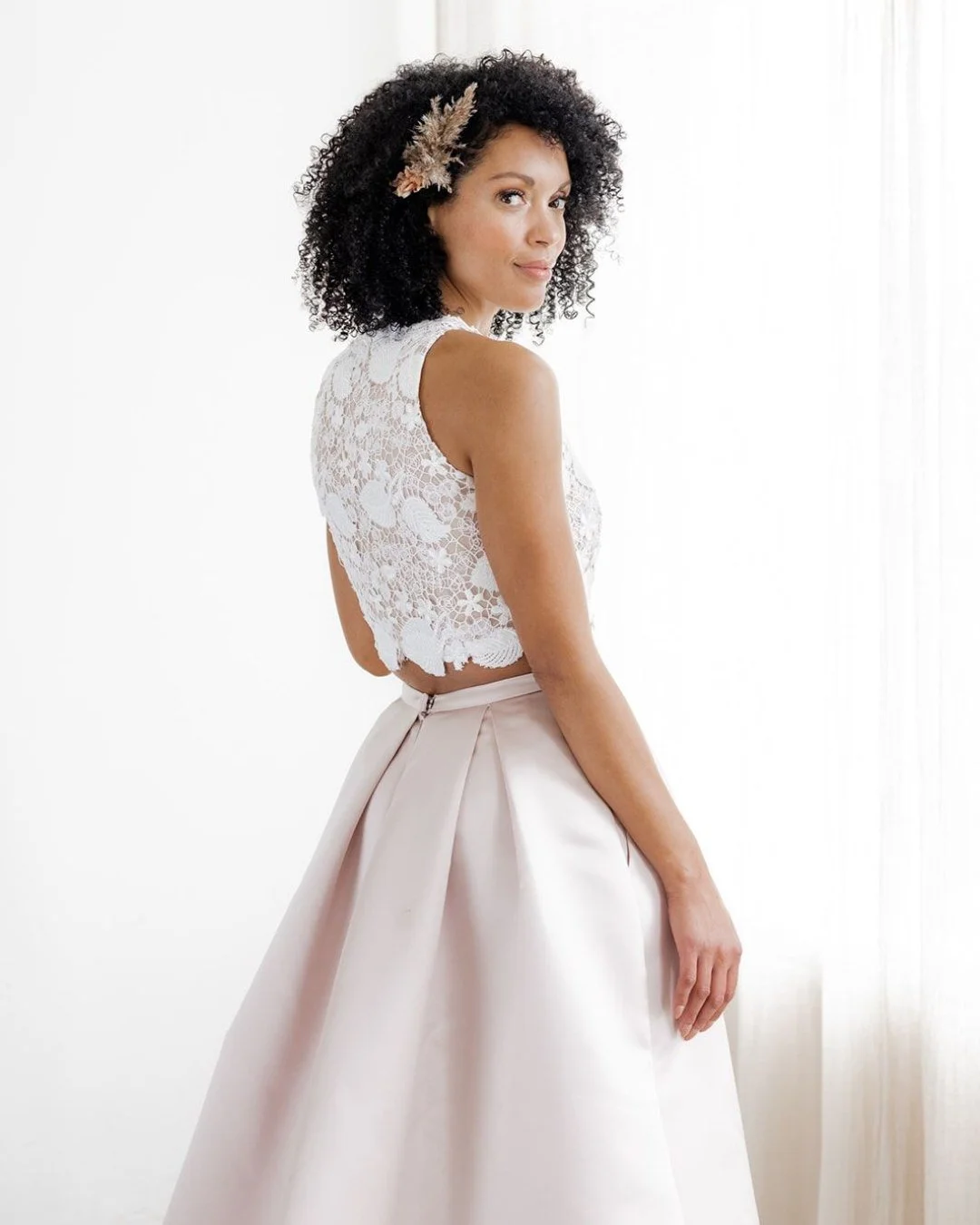 Jouw verhaal, jouw stijl, jouw silhouet. Of je nu droomt van een moderne tweedelige look, een jurk met een knipoog naar het verleden, of juist iets dat nog helemaal vorm moet krijgen&hellip; Het kan bij ons allemaal! 

Van de eerste idee&euml;n tot d