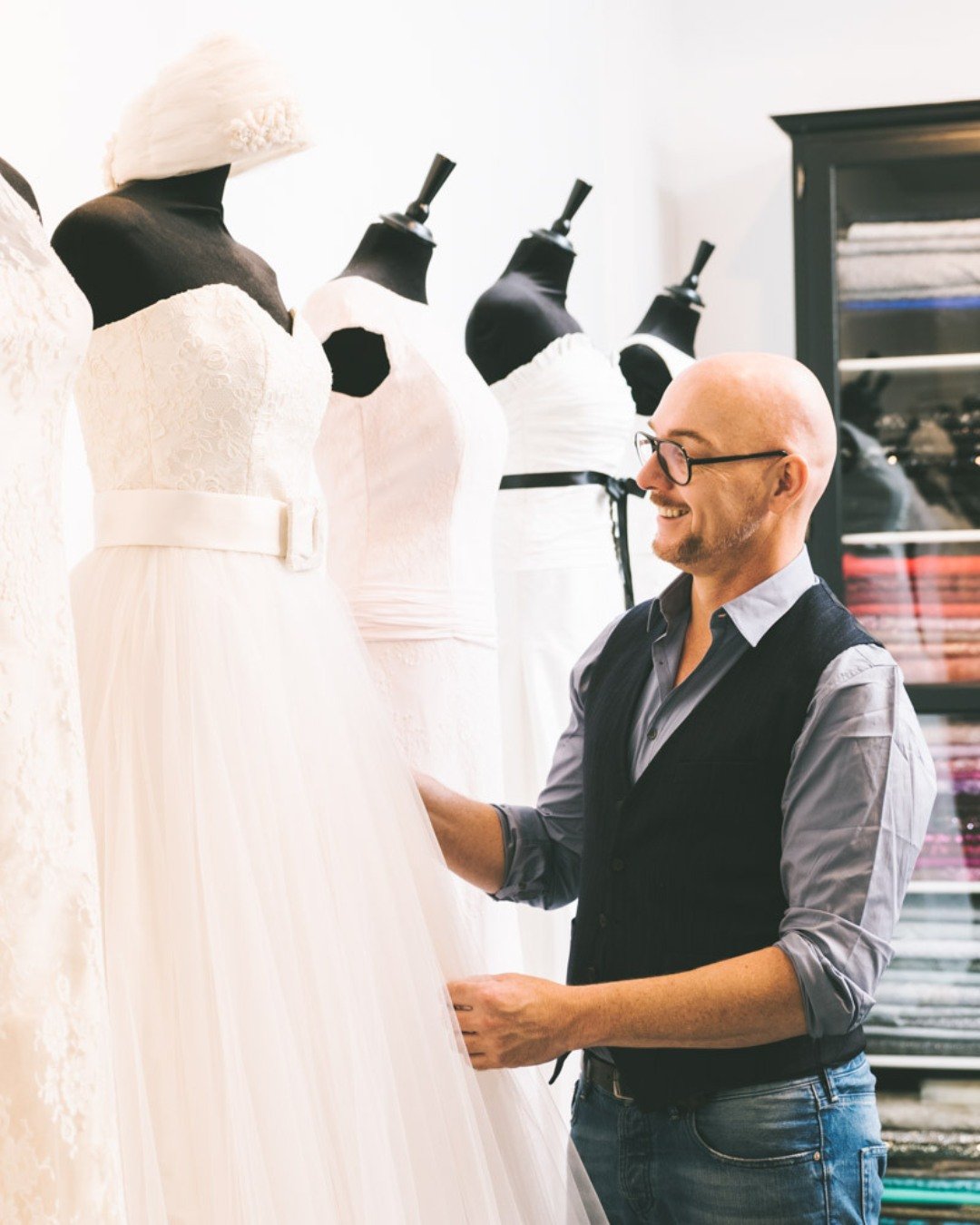 Elke bruid is anders... Daarom verdient ook elke bruid een jurk die echt bij haar past.
Bij Atelier Victors draait het om jouw stijl, jouw figuur, jouw smaak en jouw wensen, ongeacht je leeftijd.

Of je nu op zoek bent naar een subtiele aanpassing of