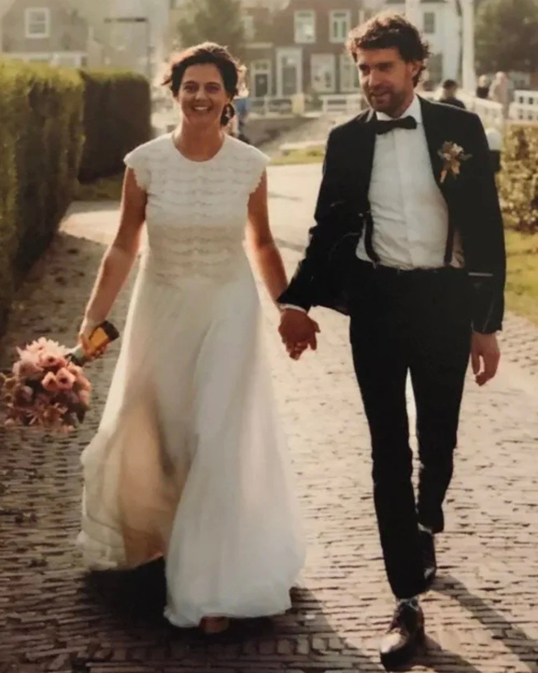 One of a kind. Een prachtige tweedelige outfit met een ronde hals, kapmouwtjes en een knoopsluiting op de rug. De dubbellaags klokkende rok om heerlijk in te kunnen bewegen. De outfit is gemaakt van zachte materialen om de lente welkom te heten. 

Ee