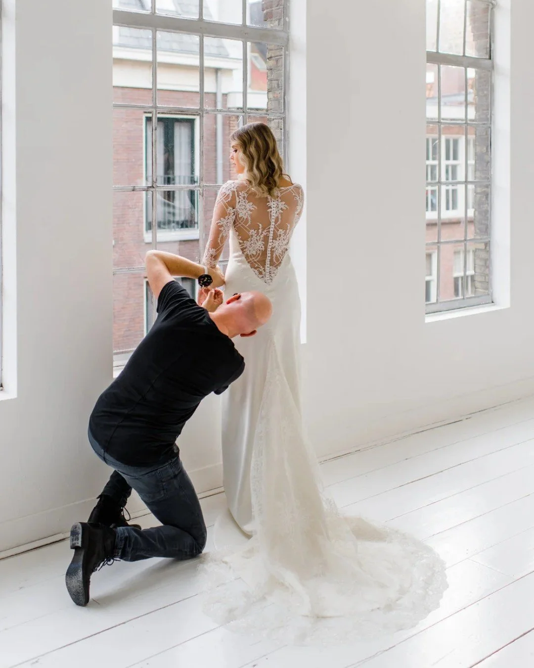 Voordat jij straalt op je trouwdag kijken wij tijdens de laatste pas en ophaalsessie nog een keer naar ieder detail. De pasvorm moet kloppen, de stof moet mooi vallen en je moet je vrij kunnen bewegen en vooral jezelf voelen.

In ons atelier nemen we