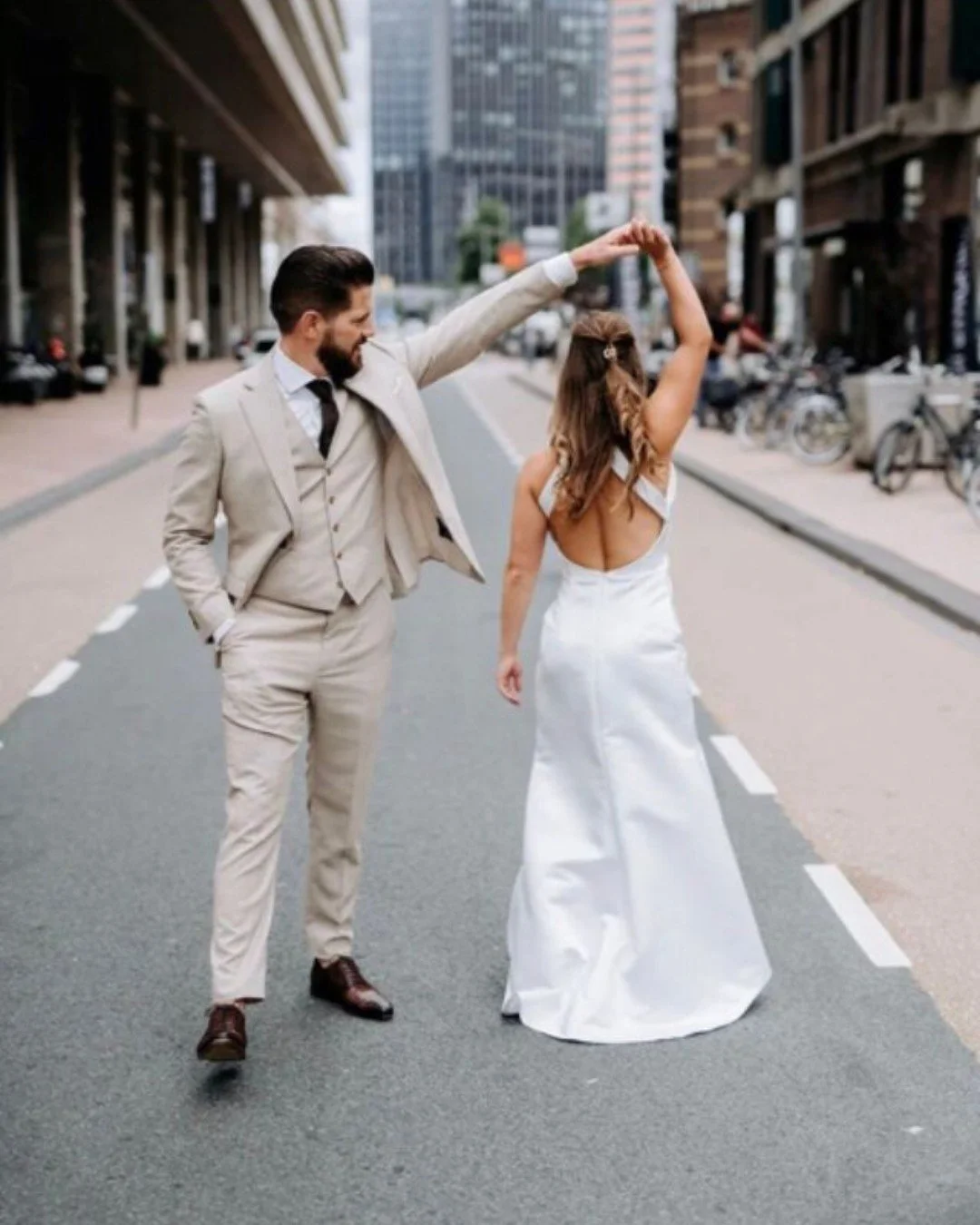 Wat was dit een leuke &lsquo;One of a kind&rsquo; opdracht. Deze prachtige bruid wilde een elegante satijnen jurk met een split, een blote rug en een prachtig geplooid lijfje. Ze straalde de hele dag en danste tijdens het feest de sterren van de heme