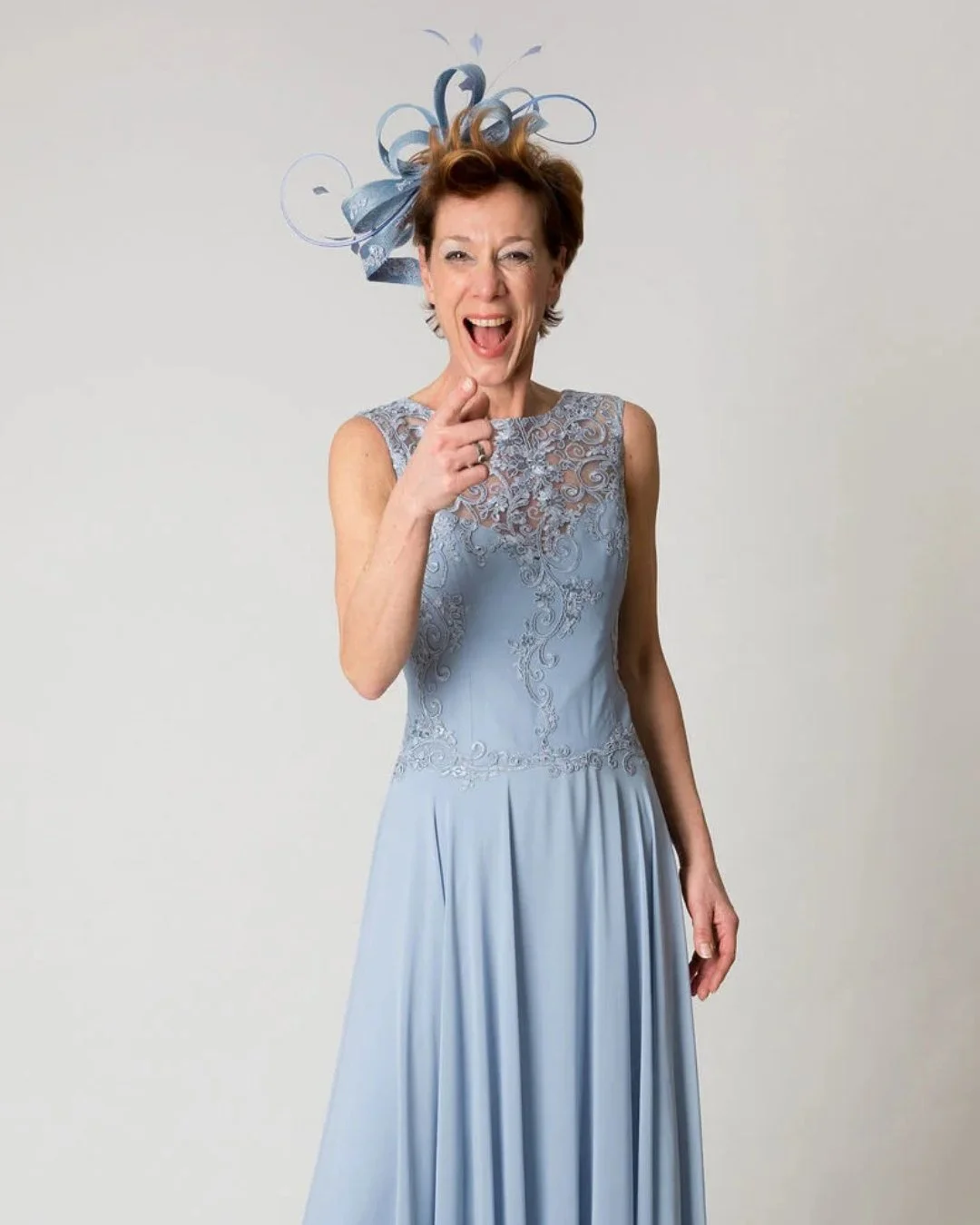 Hey you! Ben je op zoek naar een trouwjurk die echt bij je past? Kleur of juist geen kleur? In ons atelier draait alles om jurken die passen bij jouw stijl, figuur en leeftijd.

Of je nu droomt van een unieke trouwjurk die speciaal voor jou wordt ont