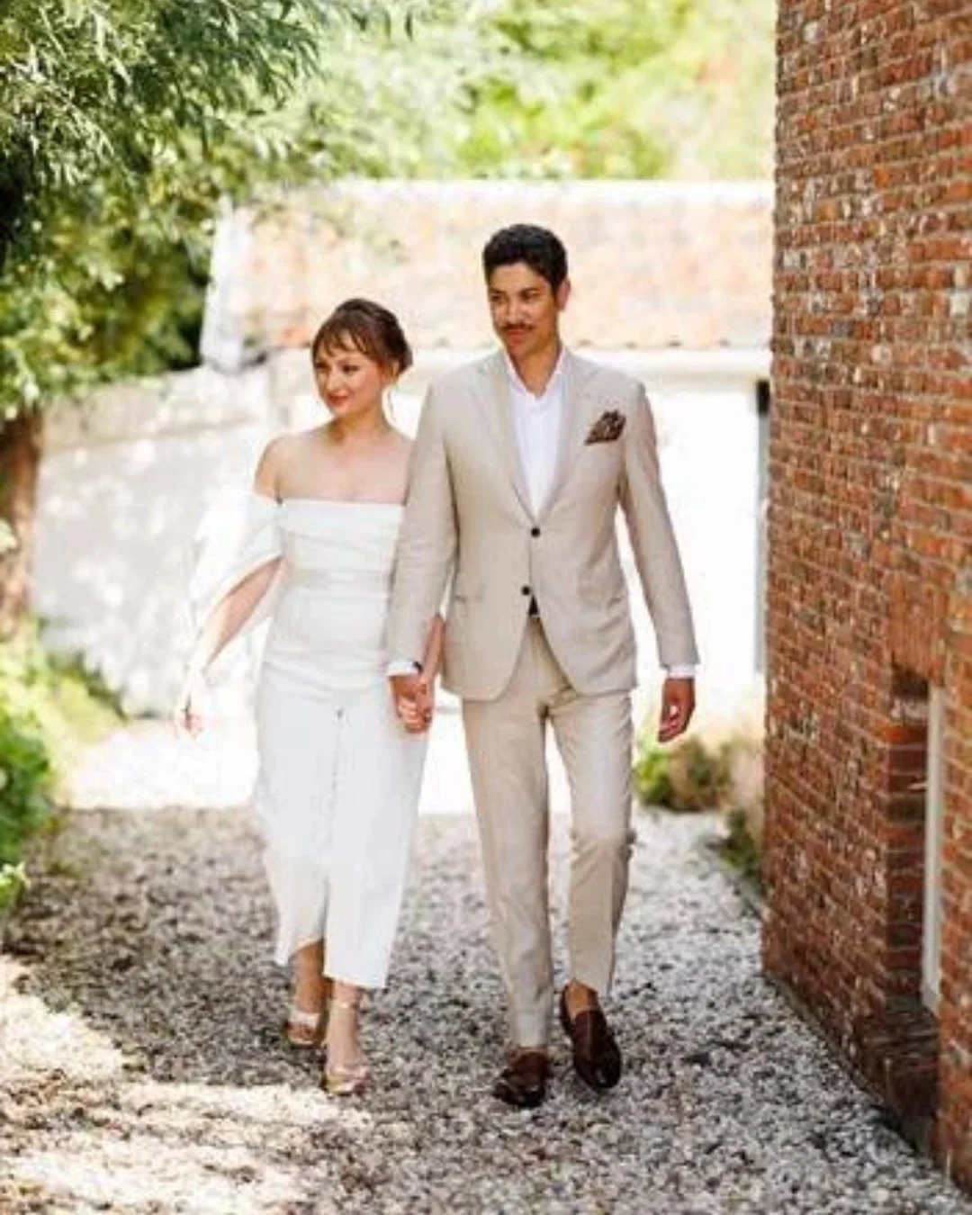 Waarom een jurk dragen als een jumpsuit je veel beter staat? Voor deze hippe bruid hebben wij zowel het lijfje als het pantalondeel aangepast zodat alles perfect aansloot en zij zich helemaal zichzelf kon voelen op haar trouwdag. Wat een plaatje!