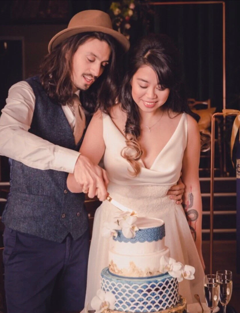 Kijk dit toffe bruidspaar eens stralen, de bruid in een 7/8 jurk met hippe halslijn en de bruidegom perfect passend is de sfeer van deze ongedwongen bruilofts setting..
Trouw je in oktober of later dit jaar dan hebben we vast nog een plekje om voor j