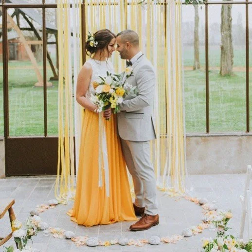 Vrolijke paasdagen gewenst voor iedereen. Geniet en zoek het paasei met de verlovingsring..

Tweedelige bruidsjurk in ivoor en heldergeel.