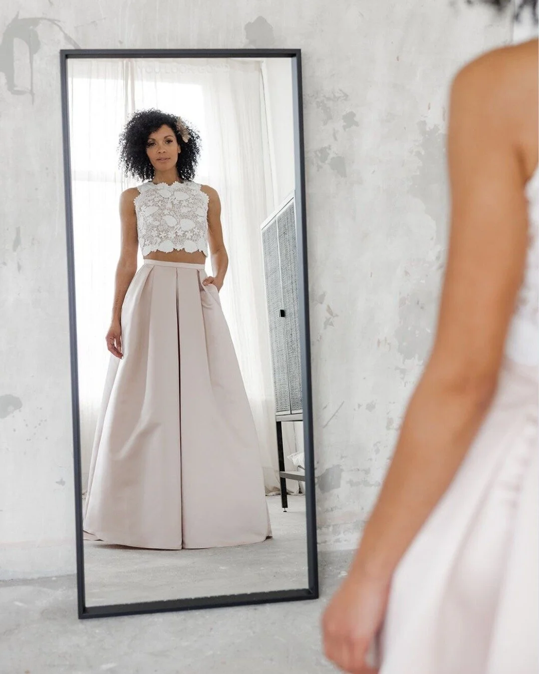 Voor deze bijzondere &lsquo;One of a kind&rsquo; look, hebben we een kanten top gecombineerd met een hoog gesloten satijnen rok in een zachte tint. Een mooie keuze voor wie net even iets anders wil dan een traditionele trouwjurk.

In ons atelier luis