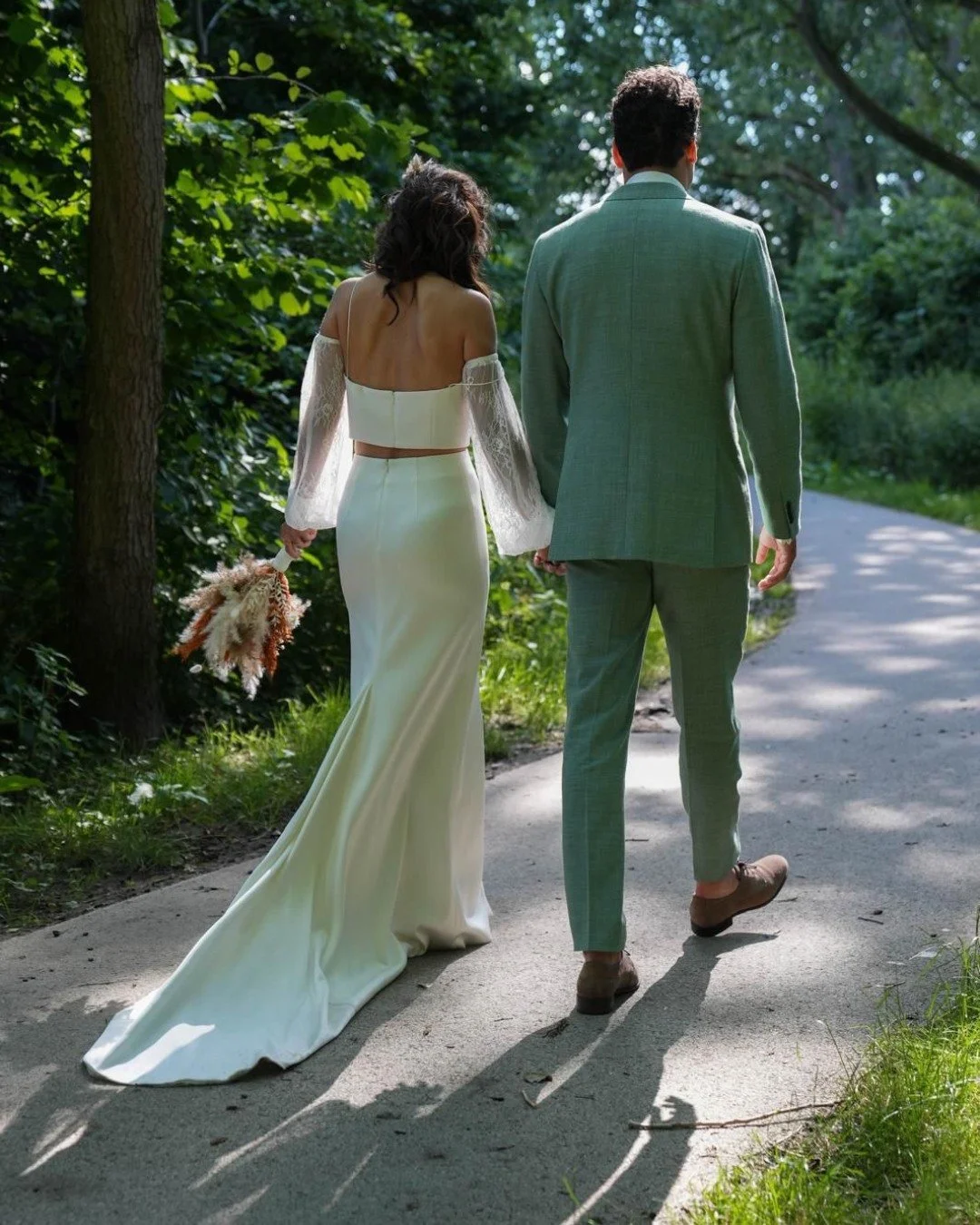 Een mooie opdracht voor deze bruid. Rosanne kocht haar prachtige outfit elders maar miste nog iets: mooie mouwen die haar jurk compleet maakten. Voor haar maakten we deze toffe mouwen van Italiaans kant. En kijk eens wat een prachtig plaatje. Het klo