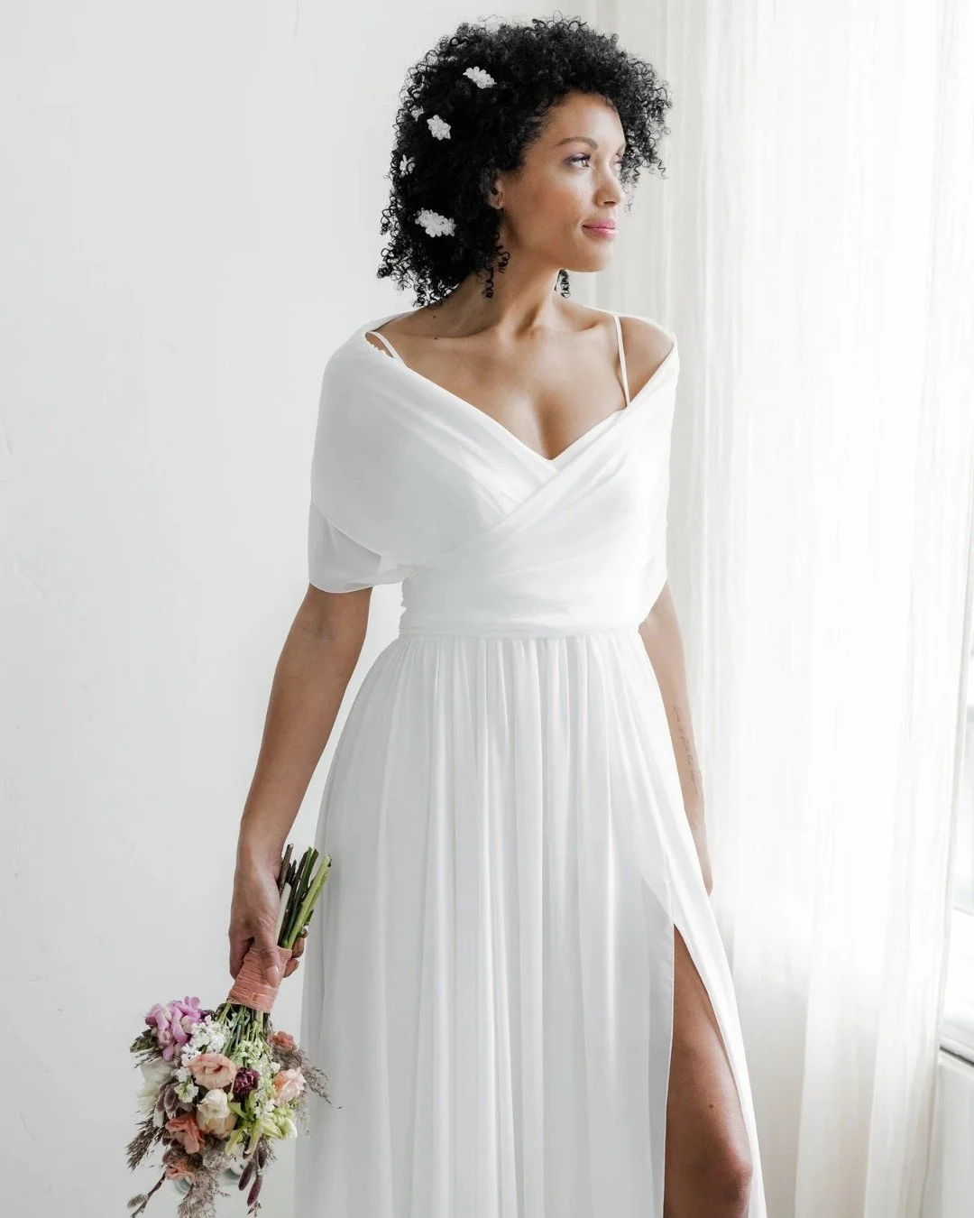 Heb je een prachtige jurk gevonden die net wat te bloot is voor het JA woord? Maak je geen zorgen, wij hebben een mooie oplossing.

Met een elegante chiffon sjaal tover je jouw jurk eenvoudig om tot een meer bedekte versie. Deze sjaal is verkrijgbaar