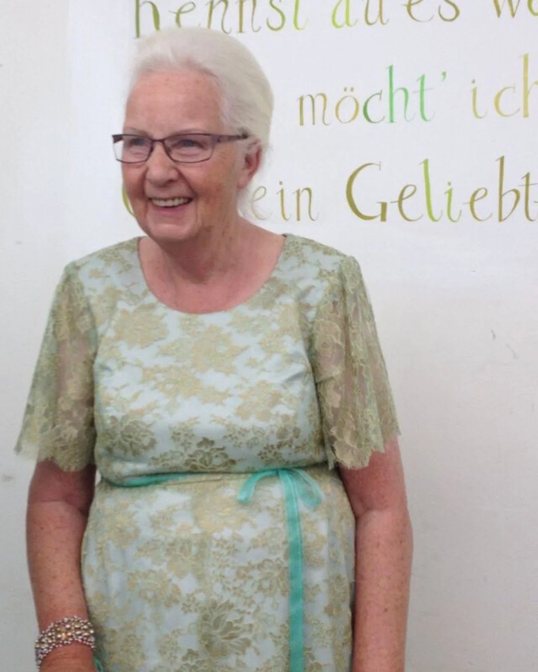 Een ode aan mijn lieve moeder op deze speciale dag. Nog voordat Atelier Victors bestond zoals het nu is, bracht ik uren door in het atelier van mijn moeder. Tussen de stoffen, spelden en restlapjes ontstond mijn liefde voor het vak. Als kind maakte i