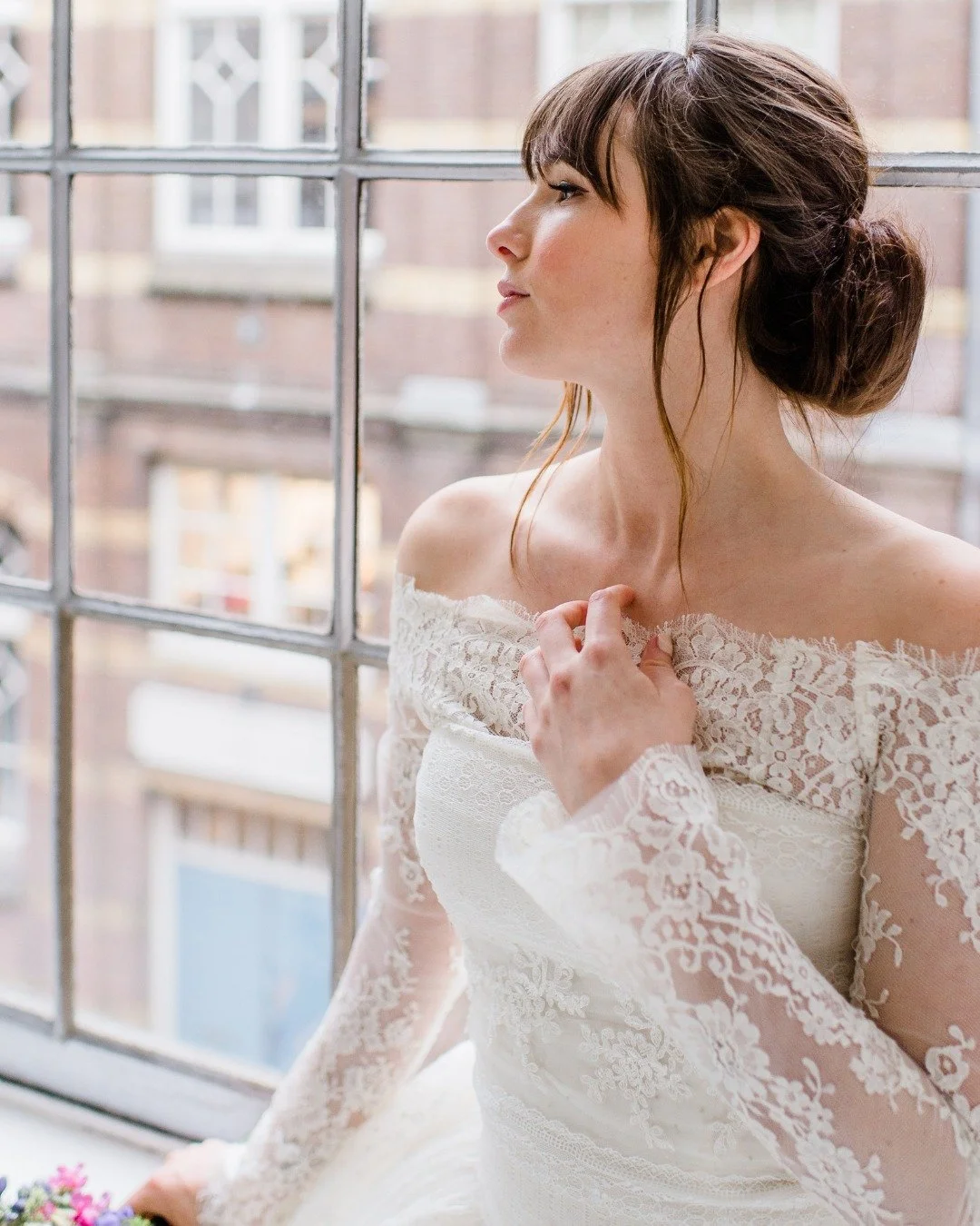 De kracht zit hem in de juiste details. Een mooie pasvorm, de juiste lengte en kant dat mooi aansluit op het lijfje...

In ons atelier kijken we daarom altijd goed naar wat een jurk nodig heeft en vooral naar wat bij de bruid past. Iedere vrouw is an