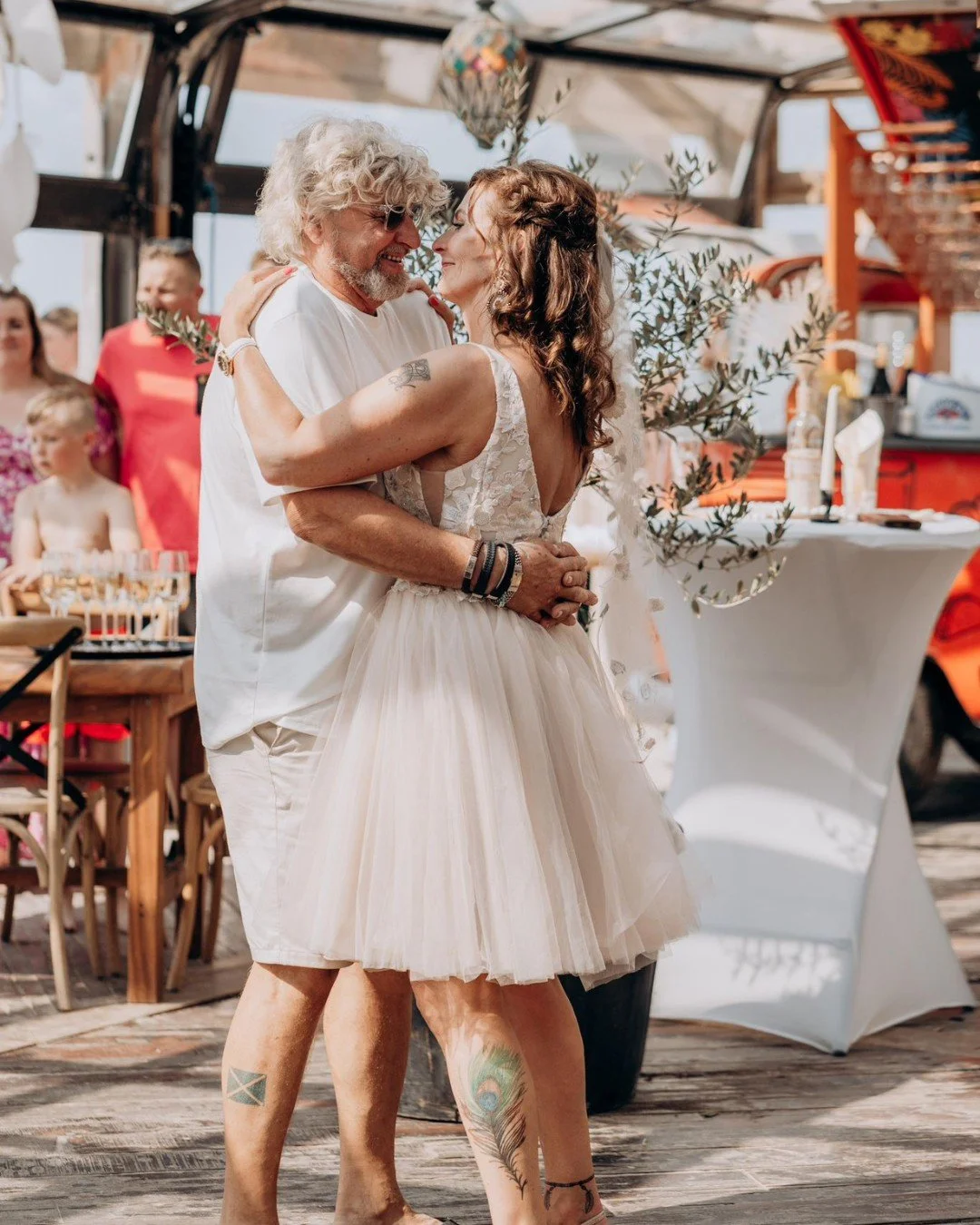 Een zomers plaatje bij deze zomerse dag! Voor bruid Dyantha maakten we een &lsquo;One of a kind&rsquo; dress in Ibiza style. Een luchtige strand bruidsjurk in pastelkleurige kant gecombineerd met poederkleurige soft-tule. Bij de jurk zat een lange lo