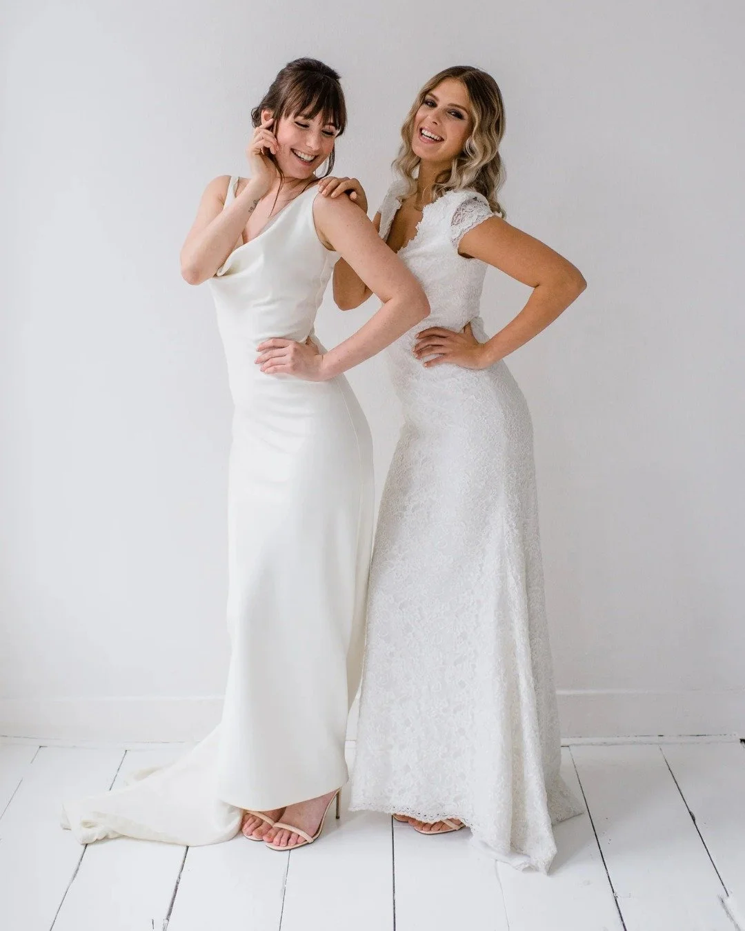 Geen bruid is hetzelfde! De een kiest voor strak en modern, de ander voor romantisch kant en zachte details. En dat is nu juist wat ons vak zo mooi maakt.

In ons atelier kijken we niet alleen naar de jurk, maar vooral naar de persoon die hem draagt.