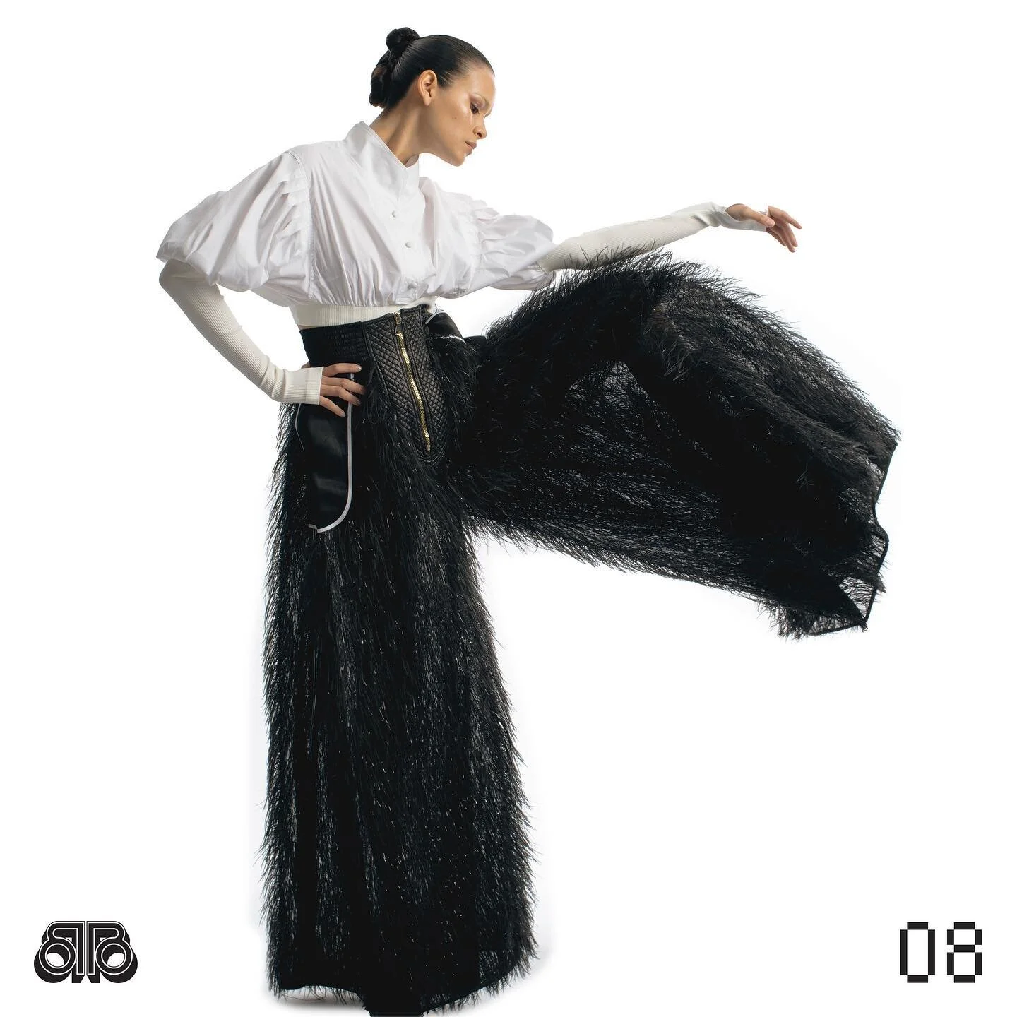 Details : Look 08 from #LouisVerdad: A cropped poplin button-down with an oversized puff and ribbed thumbhole long sleeve. Paired with a zip-up faux feather palazzo pant.
Appointment Link in bio.

@Biblioteq_LA x @LouisVerdad  Collection 01 featuring