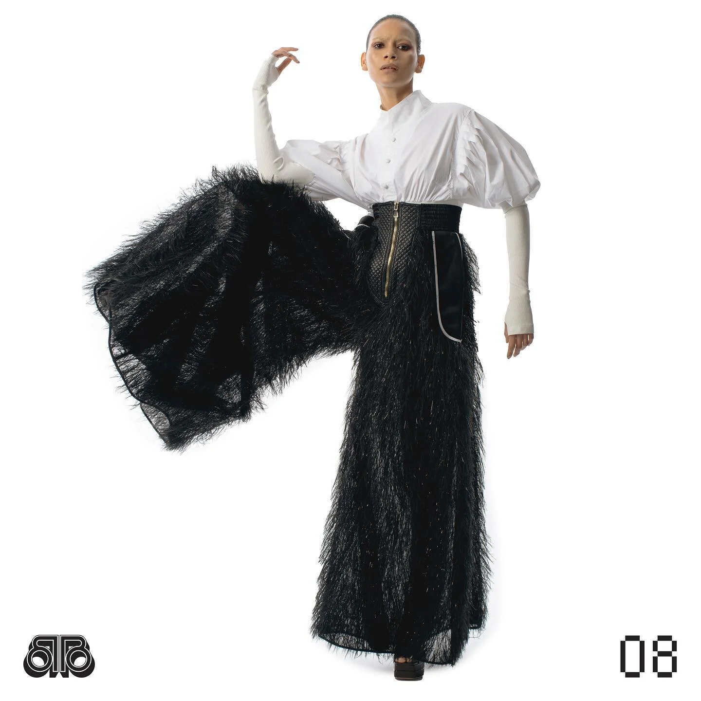 Details : Look 08 from #LouisVerdad: A cropped poplin button-down with an oversized puff and ribbed thumbhole long sleeve. Paired with a zip-up faux feather palazzo pant.
Appointment Link in bio.

@Biblioteq_LA x @LouisVerdad  Collection 01 featuring