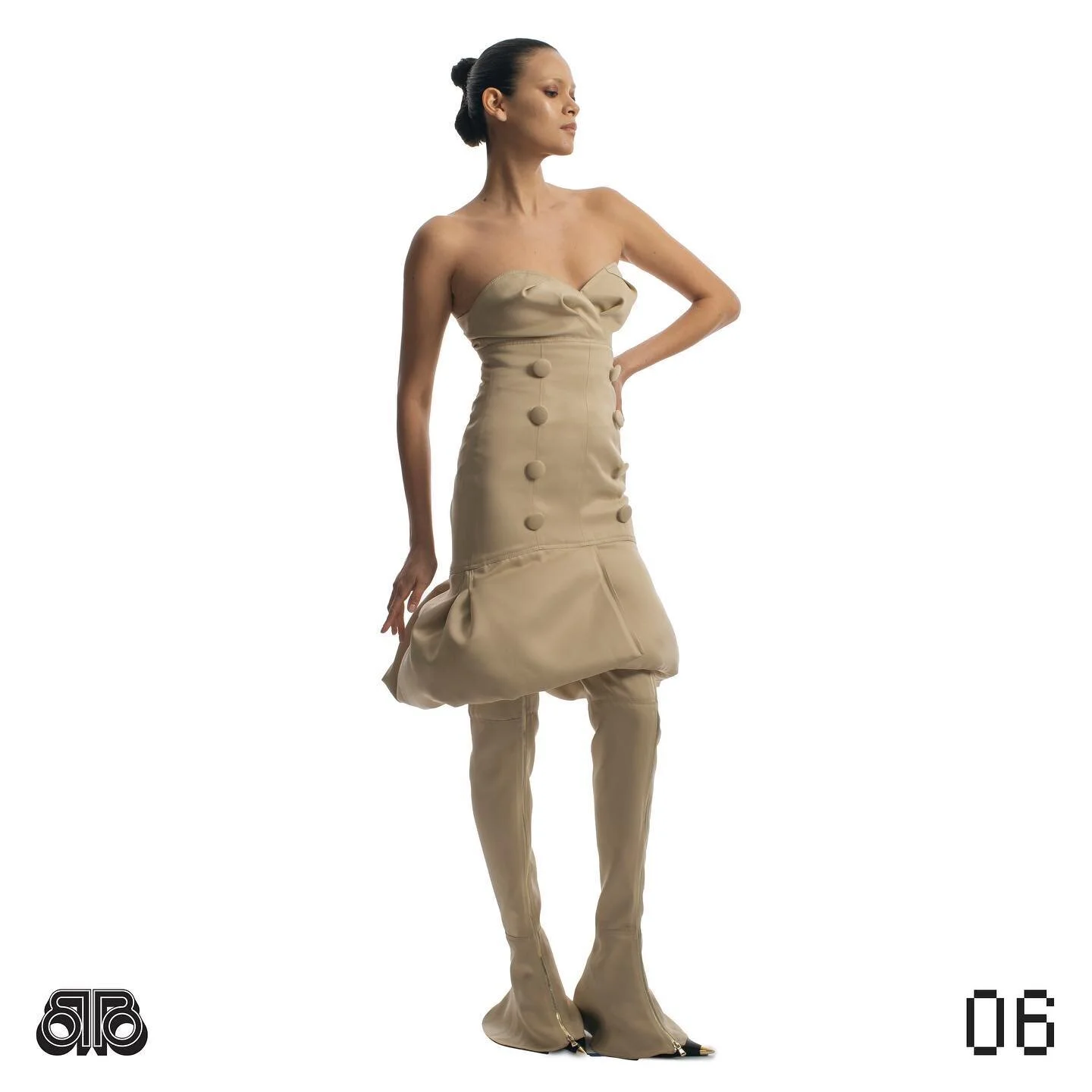 Details : Look 06 from #LouisVerdad: Trench tube dress in khaki with pleated bust, tuxedo buttons and puffer ruffle. Paired with front-zipper Splash pants in khaki.  Appointment Link in bio.  @Biblioteq_LA x @LouisVerdad  Collection 01 featuring @Jua
