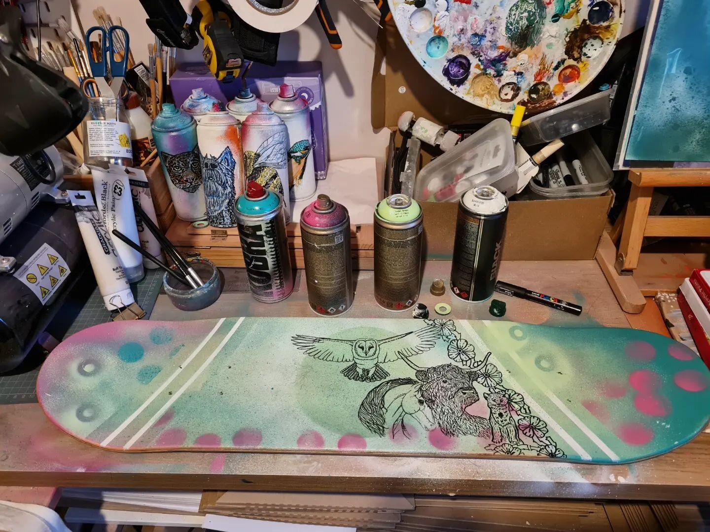 New work in progress!  Been playing with the same colour pallet as the Cotour and critters collection.

More fannying about......with my first skateboard before I do a skateboard chimp commission. 

#skateboardart #spraypaintcanart #paisley #paisleya