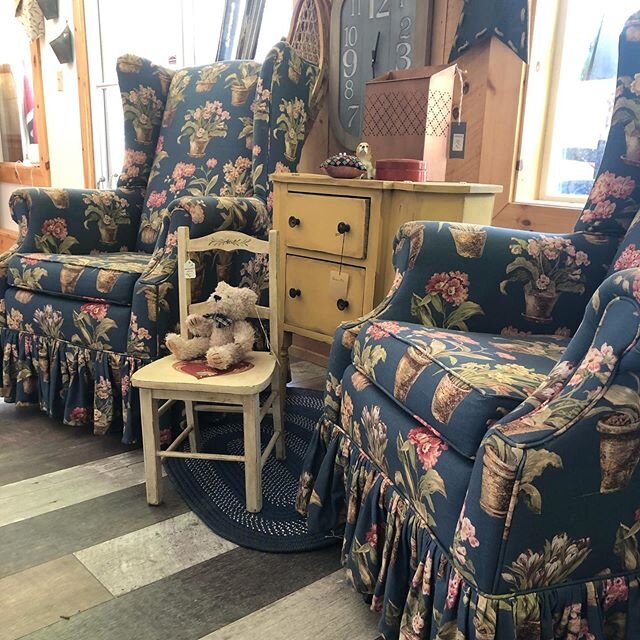 Swivel rocking matching wing chairs in excellent used condition this is how to enjoy your favorite pass time rocking away!
#wingchair #rockingchair #comfy #staysafe #stayhealthy #shoplocal #shopsmallbusiness @thewhitemtindependents