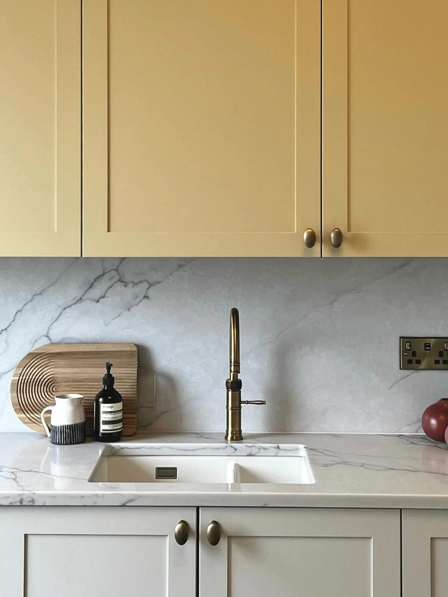 Warm neutrals, natural textures and timeless detailing.

A beautiful balanced kitchen space designed around simplicity, symmetry and everyday living. From the soft cabinetry tones to the statement stone splashback, every detail works together to crea
