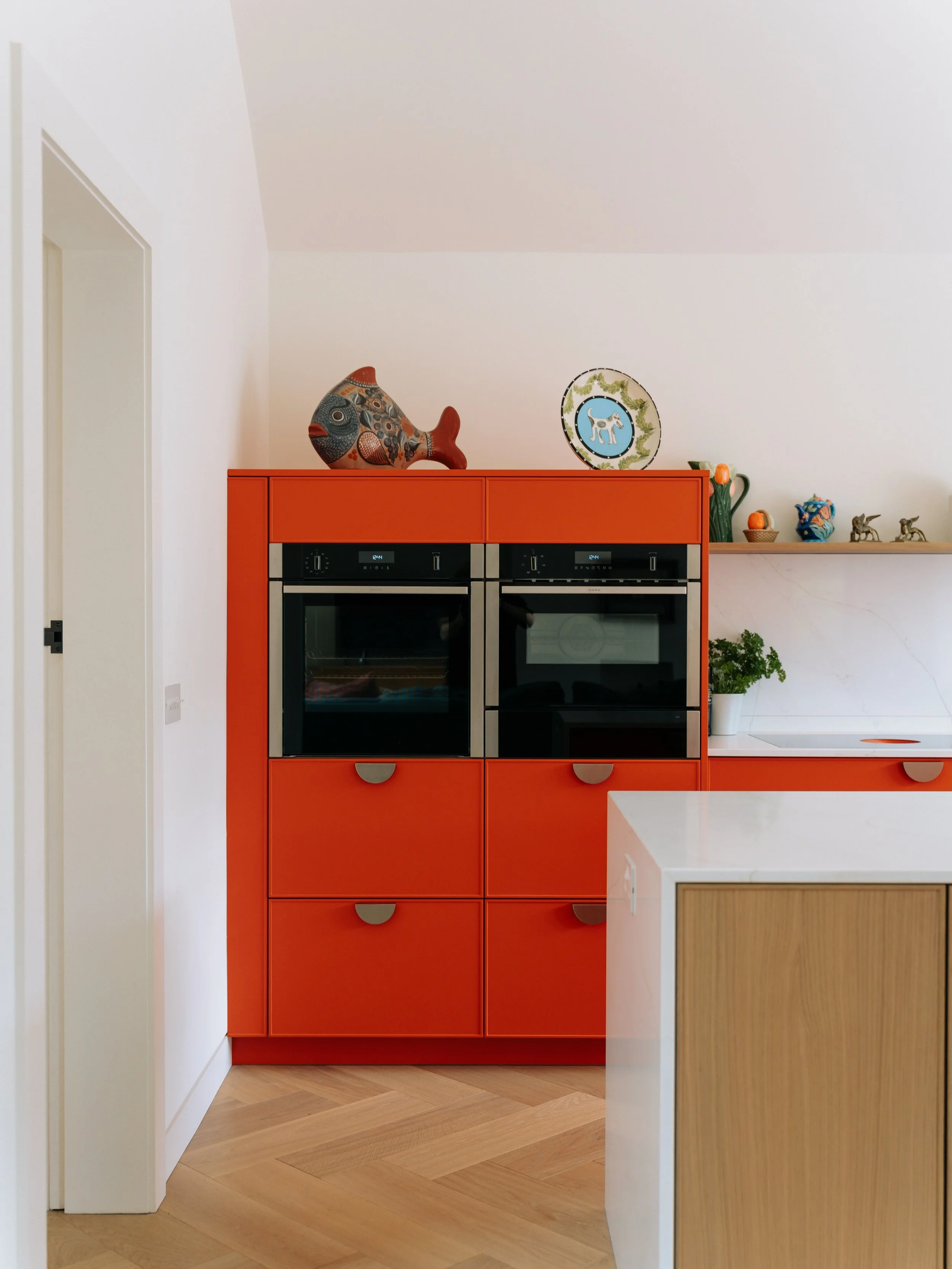KINNEAR ROAD | EDINBURGH

Who said good design has to play it safe?

Bold colour, natural materials and a willingness to do things differently.

Our recently completed Kinnear Road project brings together vibrant orange cabinetry, warm timber, crisp 
