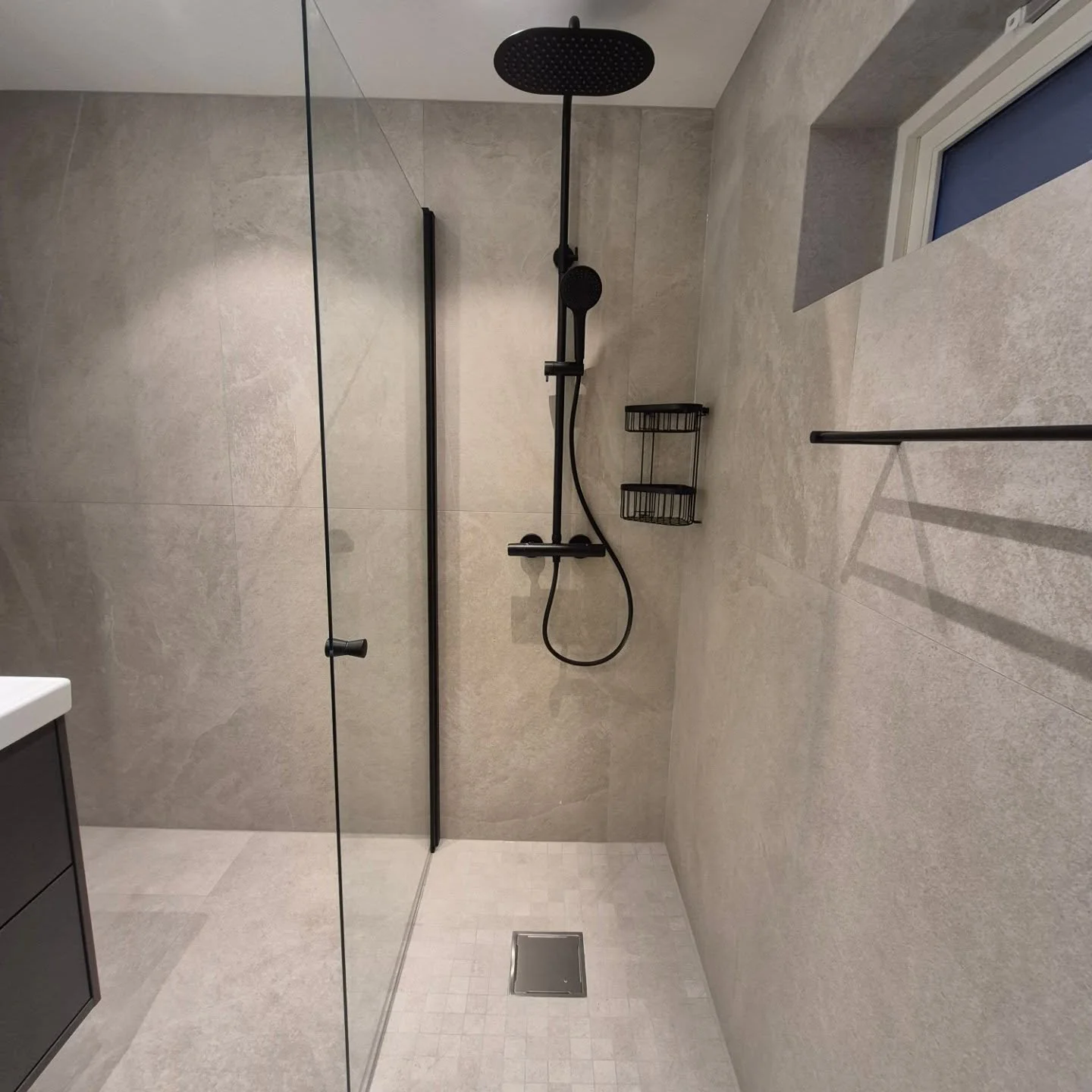 Her har vi levert et nytt bad med store, lysegr&aring; fliser i format 60x120 cm ✨
Rolige toner og rene linjer gir en behagelig spa-f&oslash;lelse. 🌿🛁
.
#baderomsrenovering #tidl&oslash;stdesign #spaf&oslash;lelse #interi&oslash;r