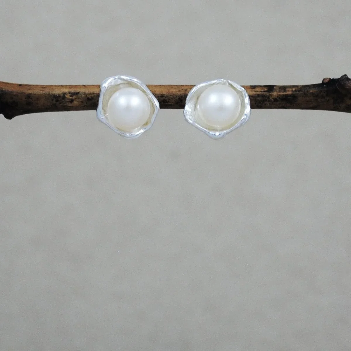 E_114_ss_New_Oyster_Pearl_Studs_-_White_1800x1800.webp