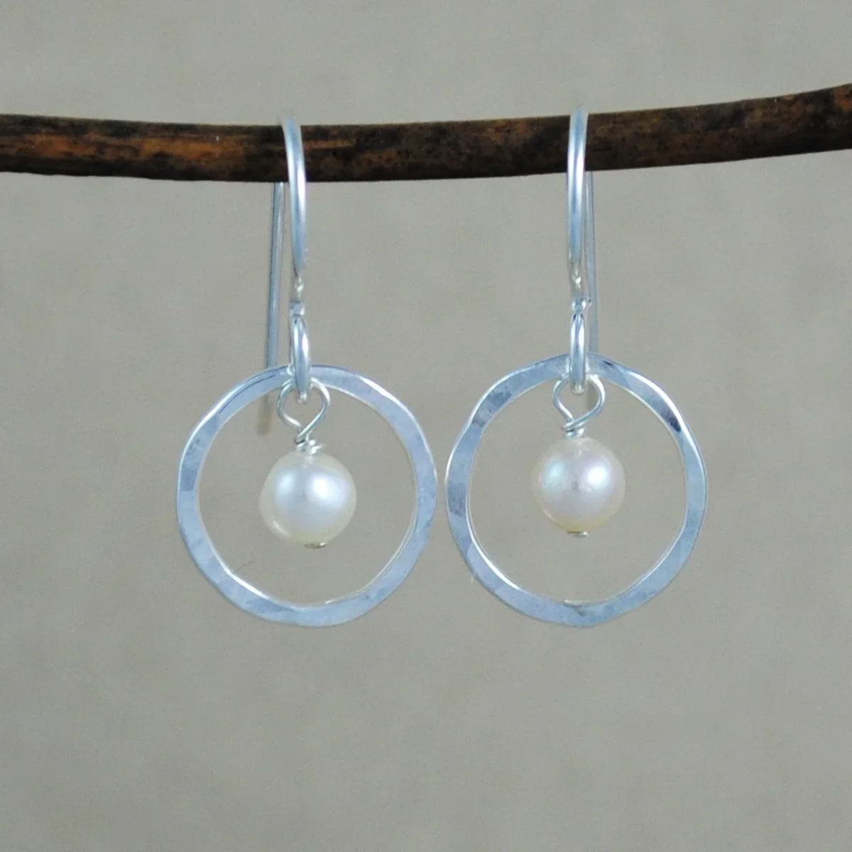 E_162_ss_pearl_halo_earrings_-_white_1800x1800.webp