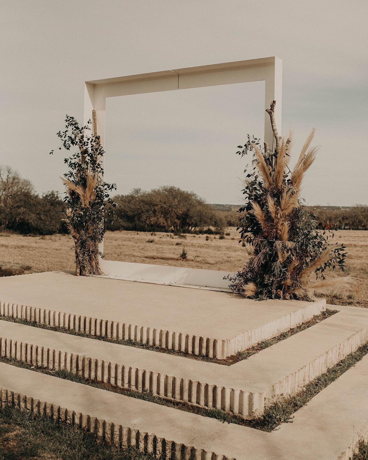 A stunning ceremony space &amp; decor. 🌾✨
⠀⠀⠀⠀⠀⠀⠀⠀⠀
*
*
*
 
Rentals: @beelavishvintage ⠀⠀⠀⠀⠀⠀⠀⠀⠀
Venue: @prospecthousetx 
Photographer: @nikknguyenphoto 
HMU: @n_schultzmua 
Floral: @theflowergirltx 
Catering: @rootcellarcateringco 
DJ/Guitarist: Ch