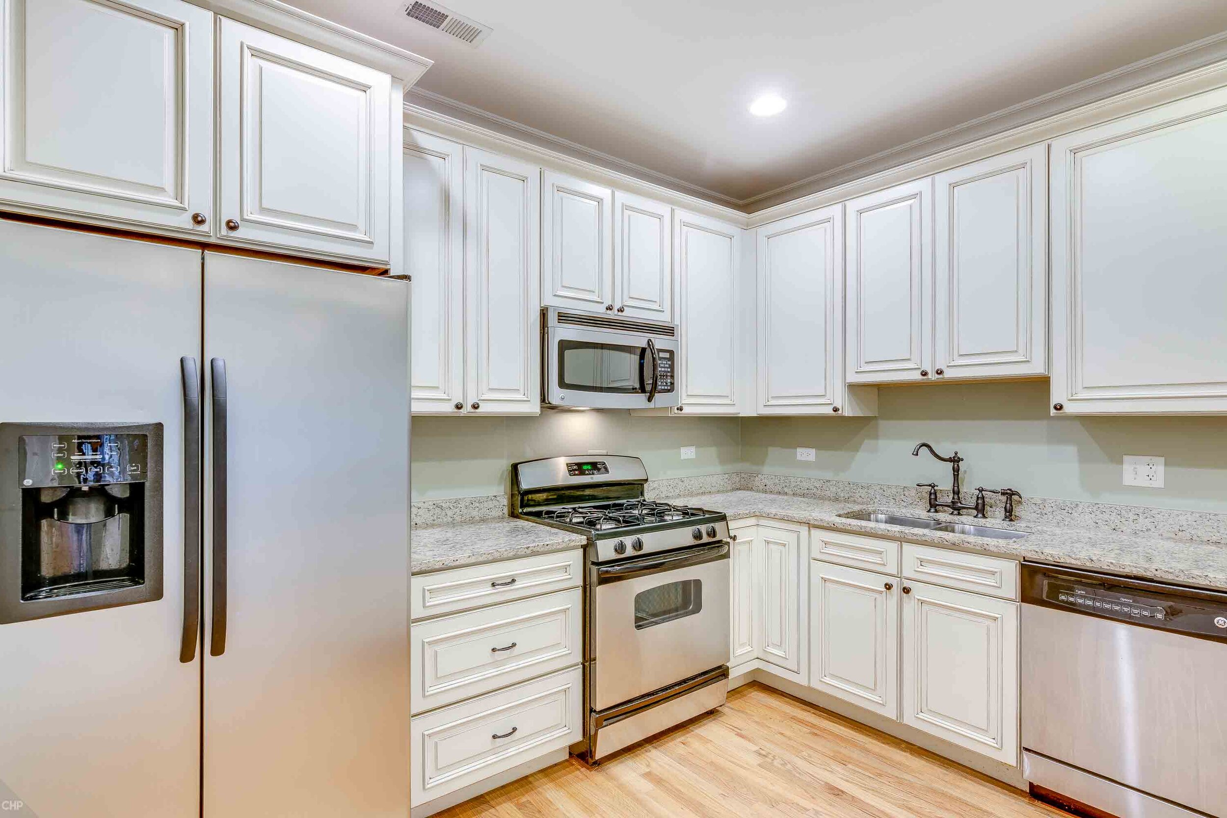 White Cabinets │ 632 Hinman Apartments Evanston