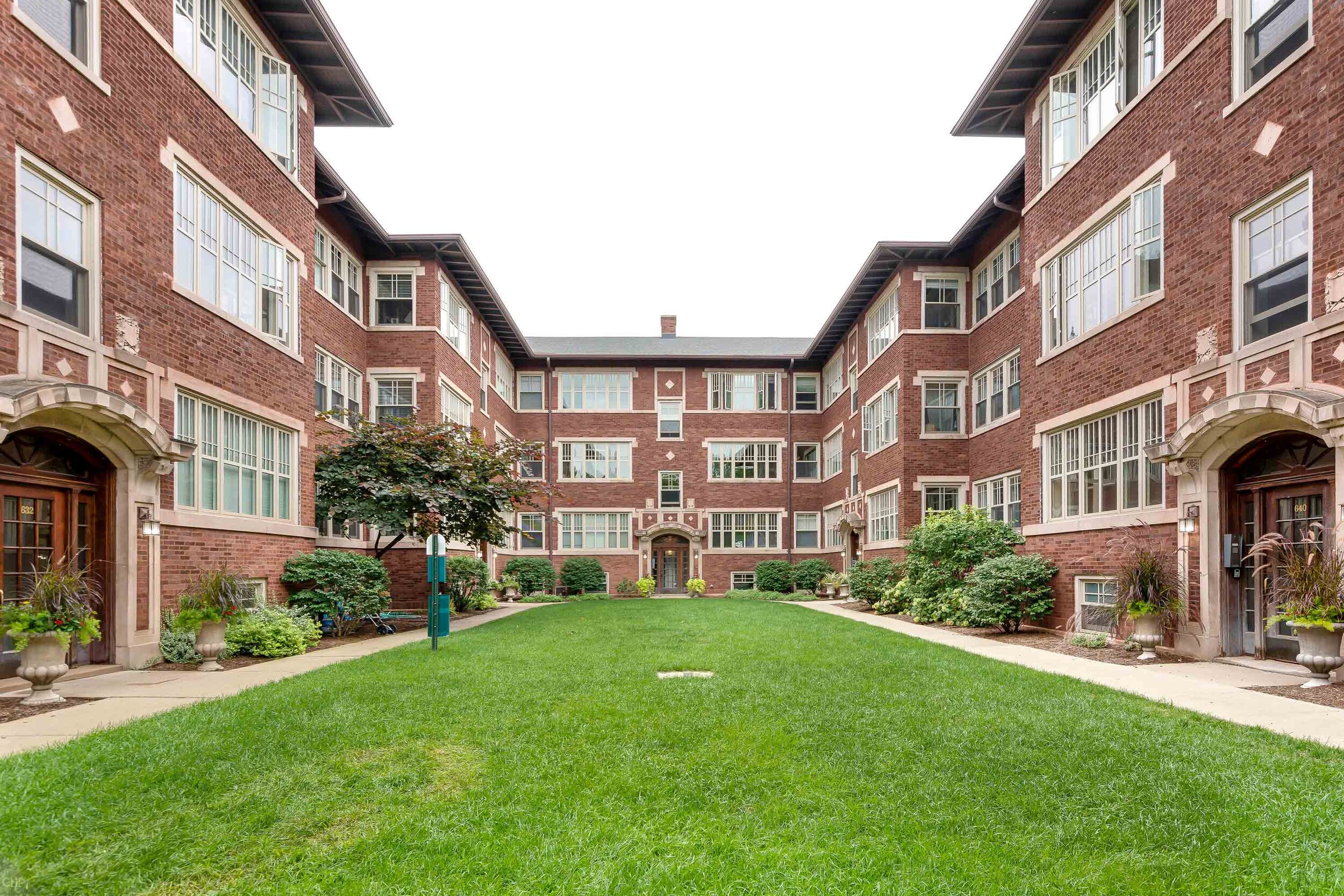 Front Courtyard │ 632 Hinman Apartments Evanston