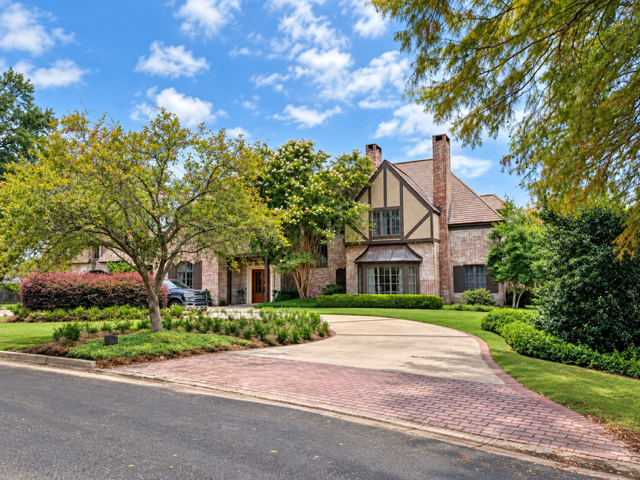 506 Hillcrest Circle