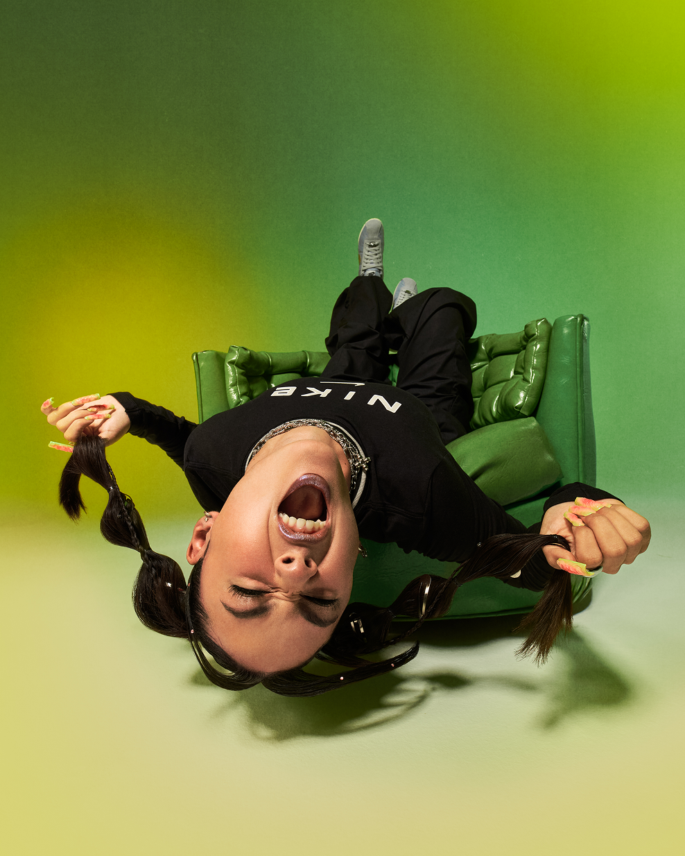 Emei in front of green gradient background