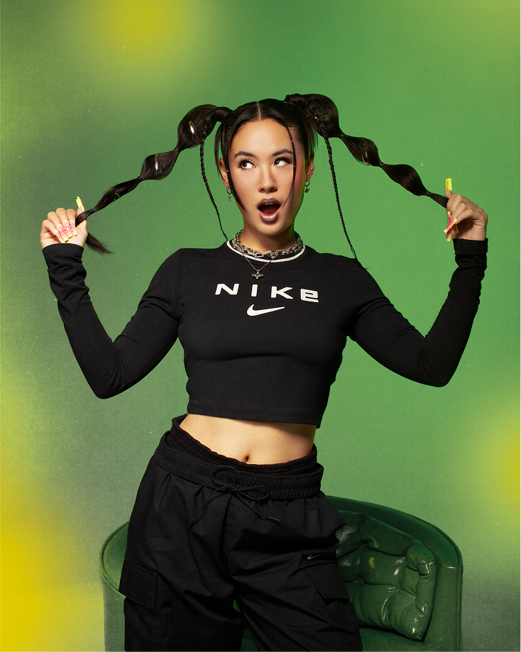 Emei in front of green gradient background